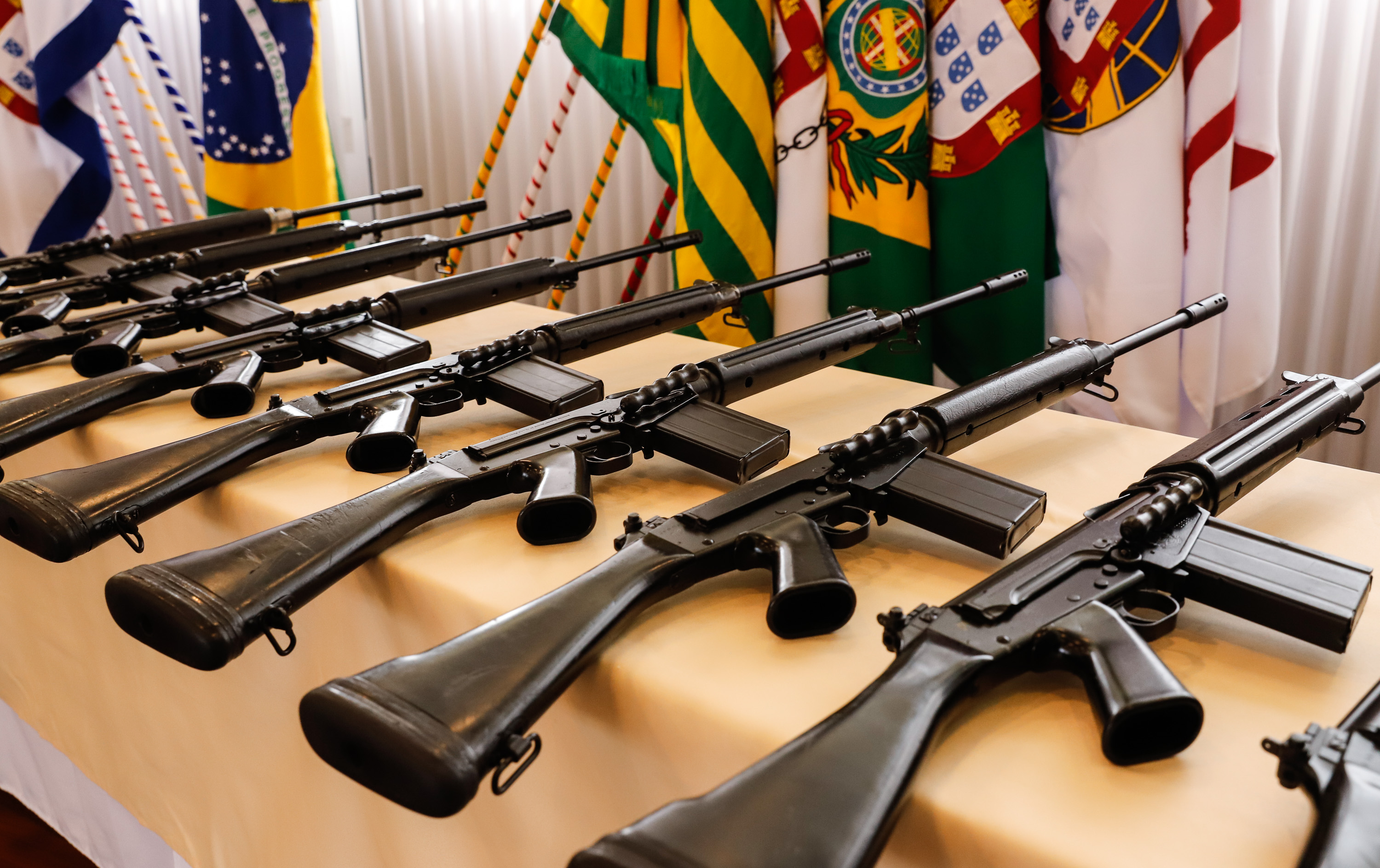 O Governo do Paraná recebeu 100 fuzis calibre 7,62 mm M964 do Exército Brasileiro. A entrega simbólica foi feita pelo general Carlos José Russo Assumpção Penteado, comandante da 5ª Divisão de Exército, ao governador Carlos Massa Ratinho Junior nesta quinta-feira (13) no Forte do Pinheirinho, em Curitiba.