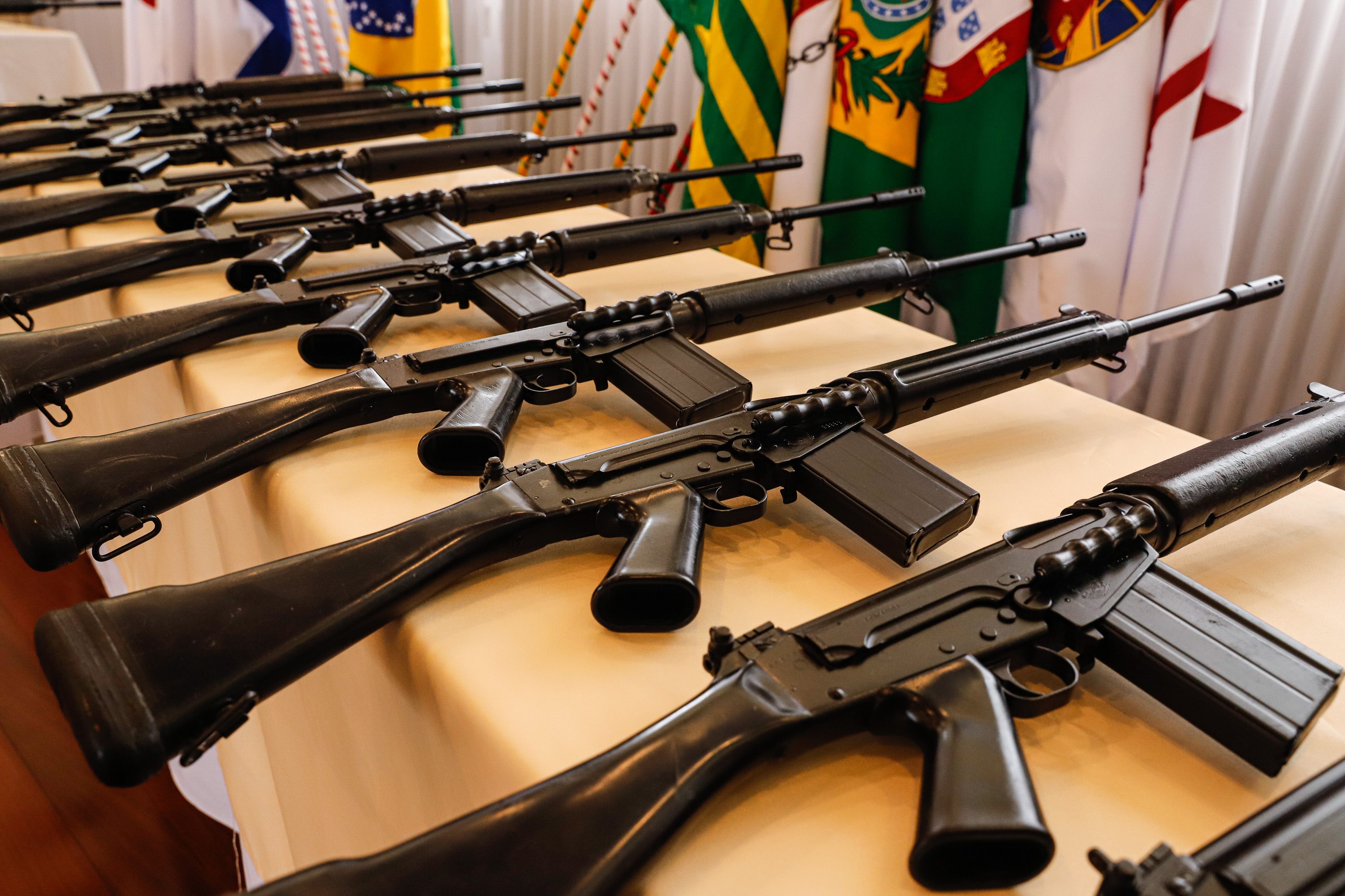 O Governo do Paraná recebeu 100 fuzis calibre 7,62 mm M964 do Exército Brasileiro. A entrega simbólica foi feita pelo general Carlos José Russo Assumpção Penteado, comandante da 5ª Divisão de Exército, ao governador Carlos Massa Ratinho Junior nesta quinta-feira (13) no Forte do Pinheirinho, em Curitiba.