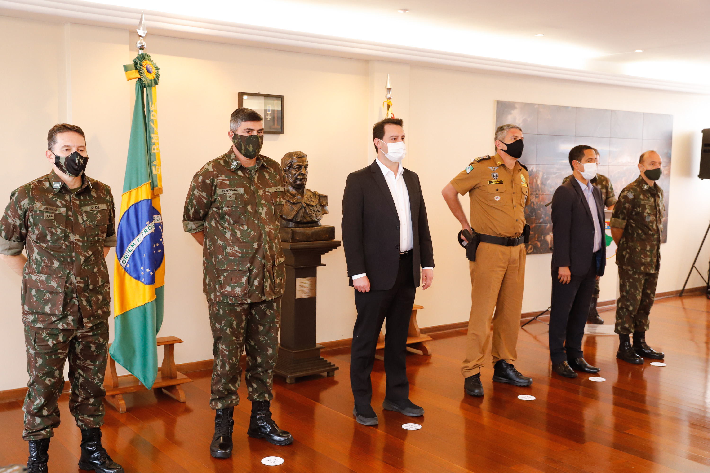 O Governo do Paraná recebeu 100 fuzis calibre 7,62 mm M964 do Exército Brasileiro. A entrega simbólica foi feita pelo general Carlos José Russo Assumpção Penteado, comandante da 5ª Divisão de Exército, ao governador Carlos Massa Ratinho Junior nesta quinta-feira (13) no Forte do Pinheirinho, em Curitiba.