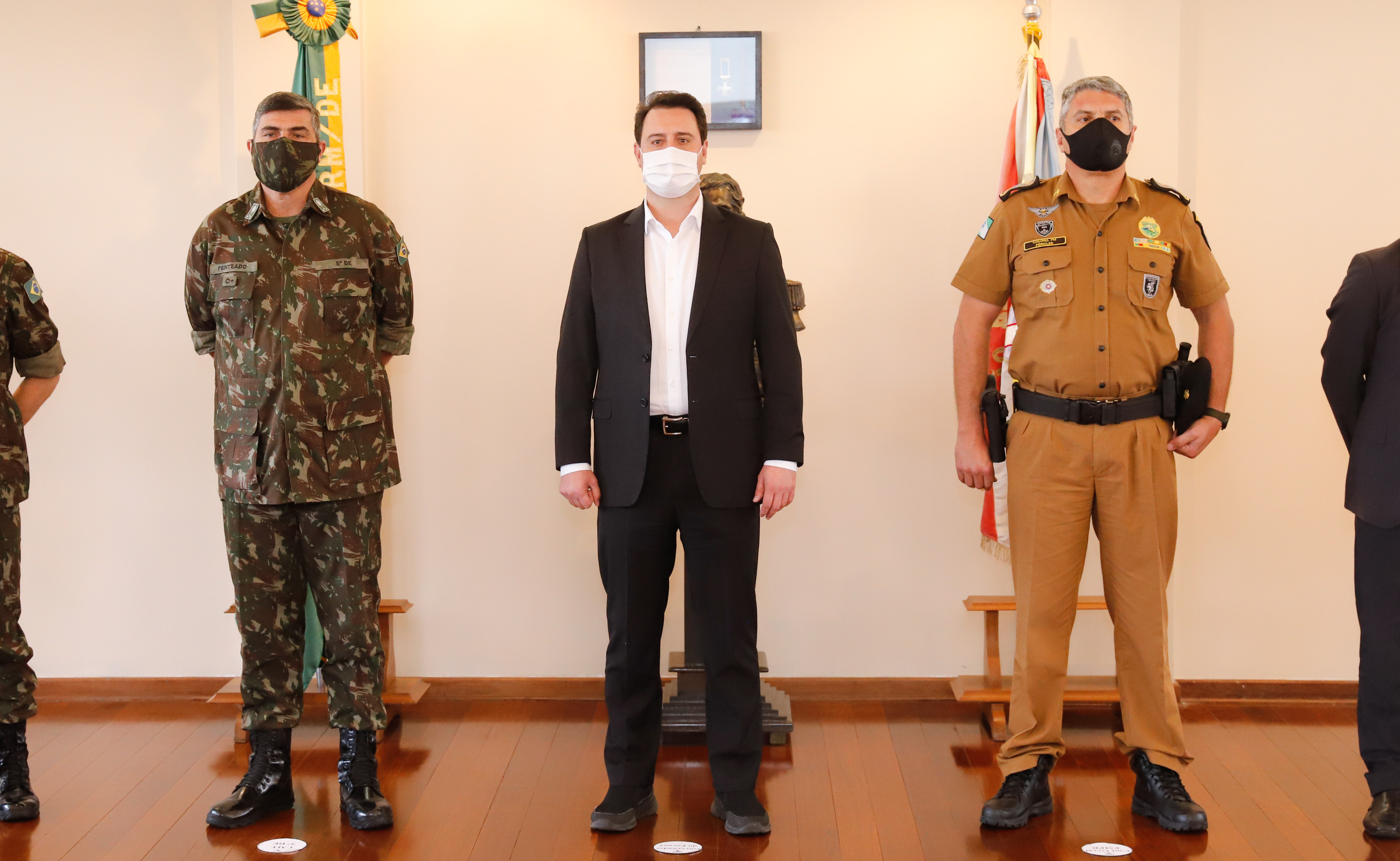 O Governo do Paraná recebeu 100 fuzis calibre 7,62 mm M964 do Exército Brasileiro. A entrega simbólica foi feita pelo general Carlos José Russo Assumpção Penteado, comandante da 5ª Divisão de Exército, ao governador Carlos Massa Ratinho Junior nesta quinta-feira (13) no Forte do Pinheirinho, em Curitiba.