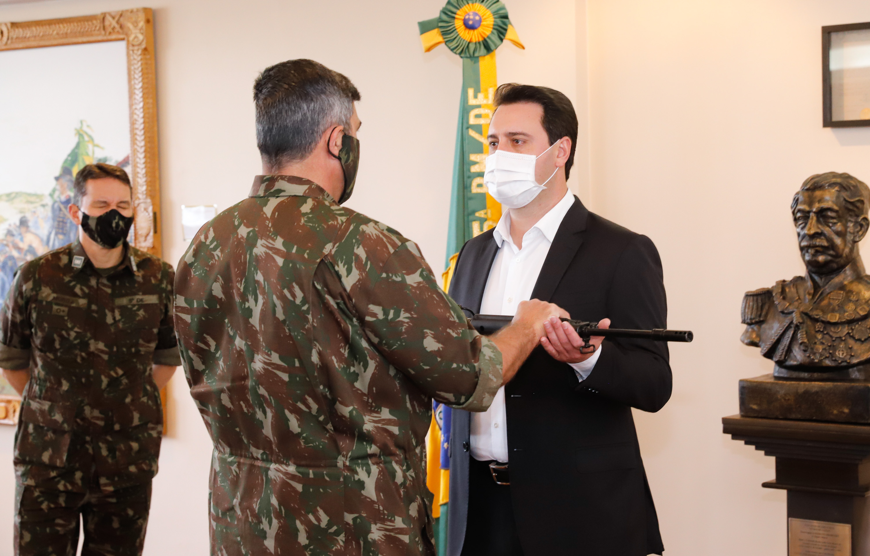 O Governo do Paraná recebeu 100 fuzis calibre 7,62 mm M964 do Exército Brasileiro. A entrega simbólica foi feita pelo general Carlos José Russo Assumpção Penteado, comandante da 5ª Divisão de Exército, ao governador Carlos Massa Ratinho Junior nesta quinta-feira (13) no Forte do Pinheirinho, em Curitiba.