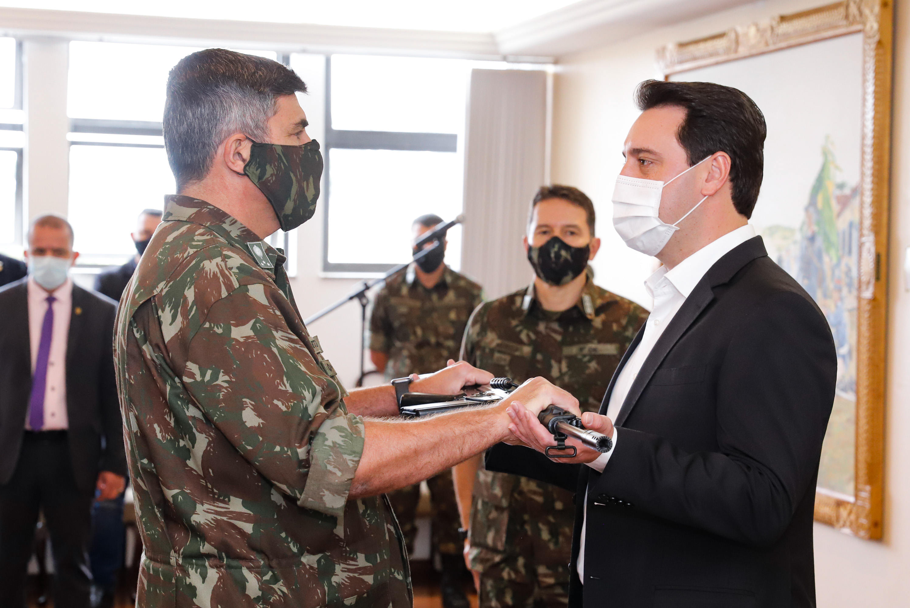 O Governo do Paraná recebeu 100 fuzis calibre 7,62 mm M964 do Exército Brasileiro. A entrega simbólica foi feita pelo general Carlos José Russo Assumpção Penteado, comandante da 5ª Divisão de Exército, ao governador Carlos Massa Ratinho Junior nesta quinta-feira (13) no Forte do Pinheirinho, em Curitiba.