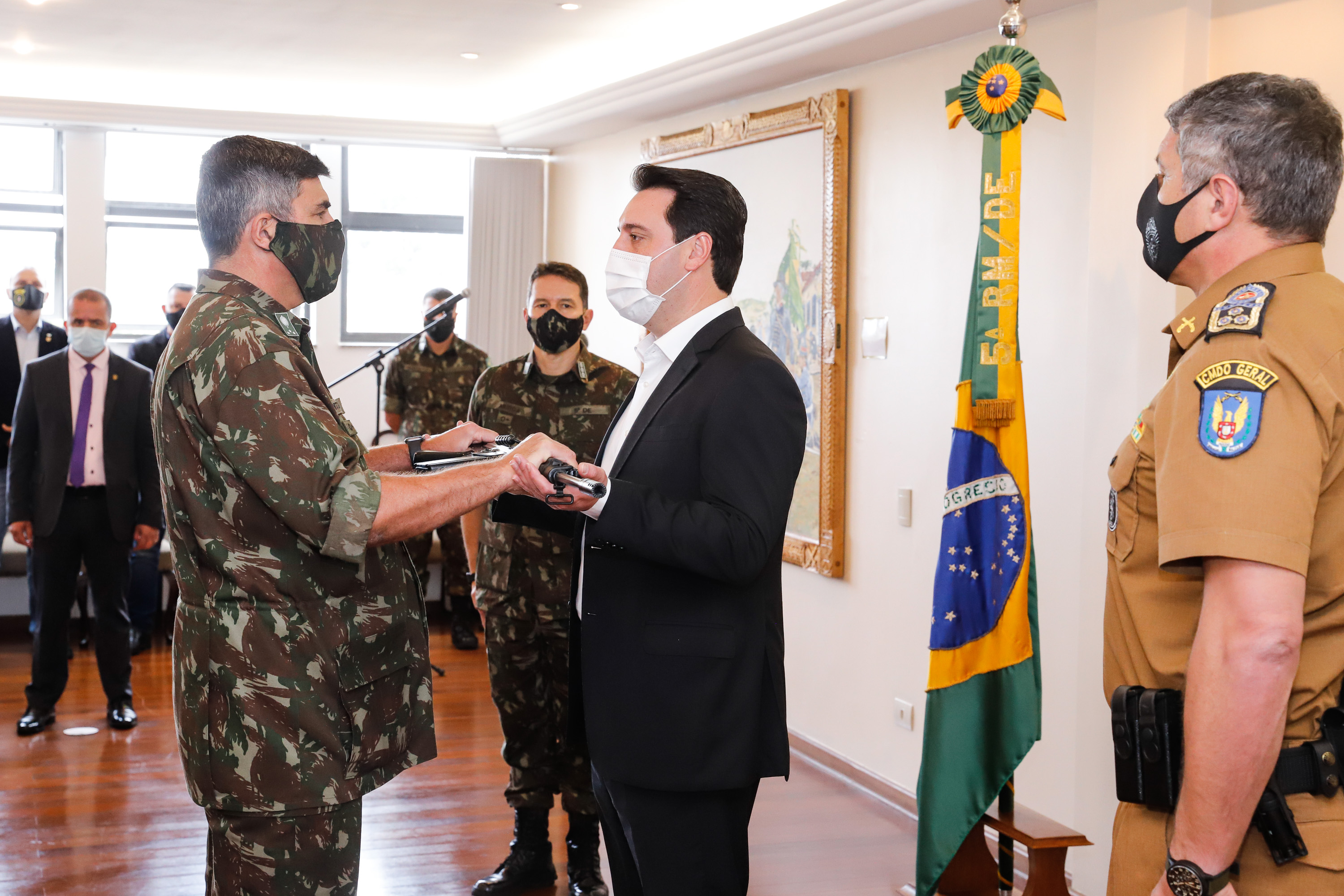 O Governo do Paraná recebeu 100 fuzis calibre 7,62 mm M964 do Exército Brasileiro. A entrega simbólica foi feita pelo general Carlos José Russo Assumpção Penteado, comandante da 5ª Divisão de Exército, ao governador Carlos Massa Ratinho Junior nesta quinta-feira (13) no Forte do Pinheirinho, em Curitiba.