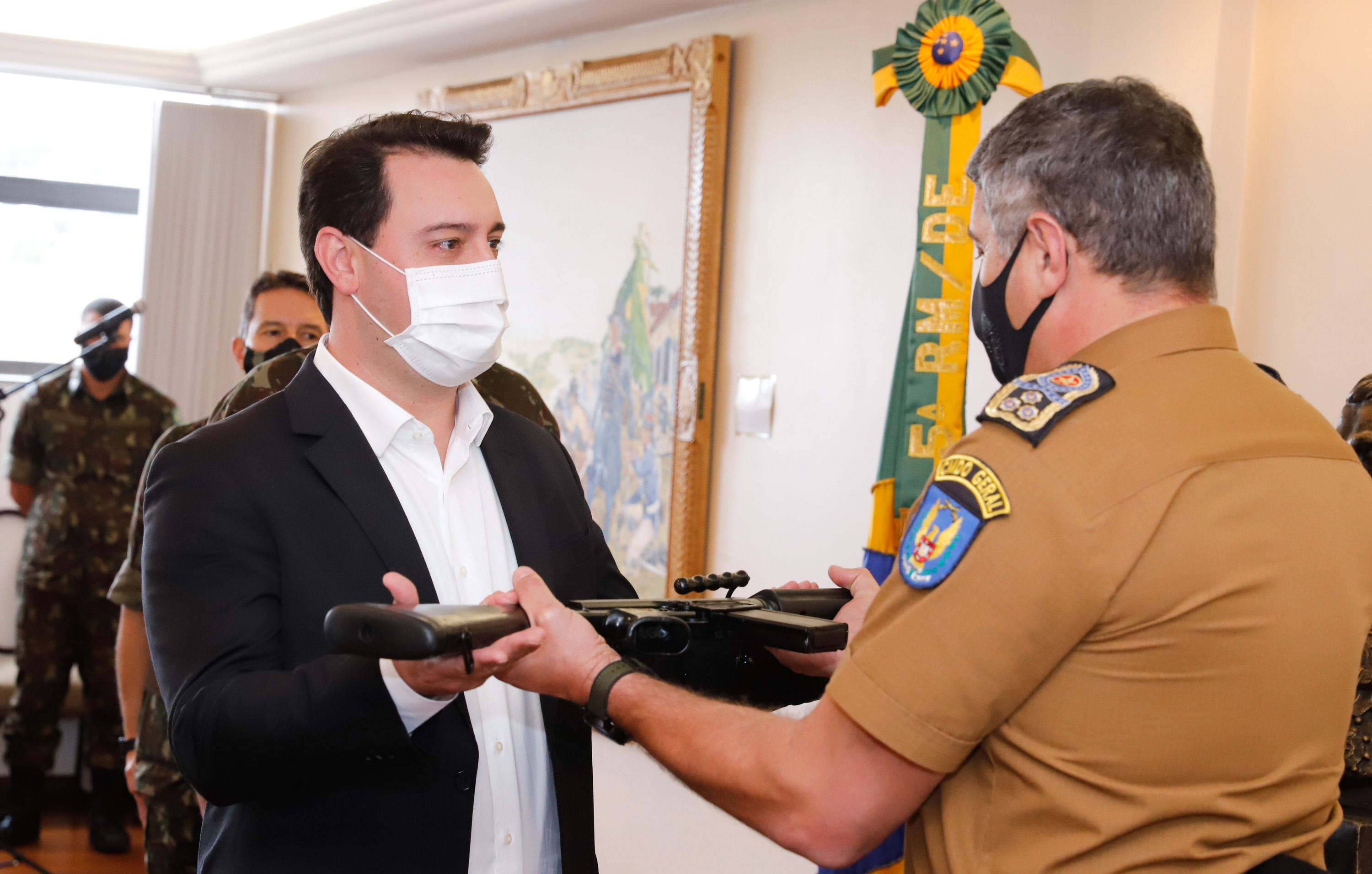O Governo do Paraná recebeu 100 fuzis calibre 7,62 mm M964 do Exército Brasileiro. A entrega simbólica foi feita pelo general Carlos José Russo Assumpção Penteado, comandante da 5ª Divisão de Exército, ao governador Carlos Massa Ratinho Junior nesta quinta-feira (13) no Forte do Pinheirinho, em Curitiba.