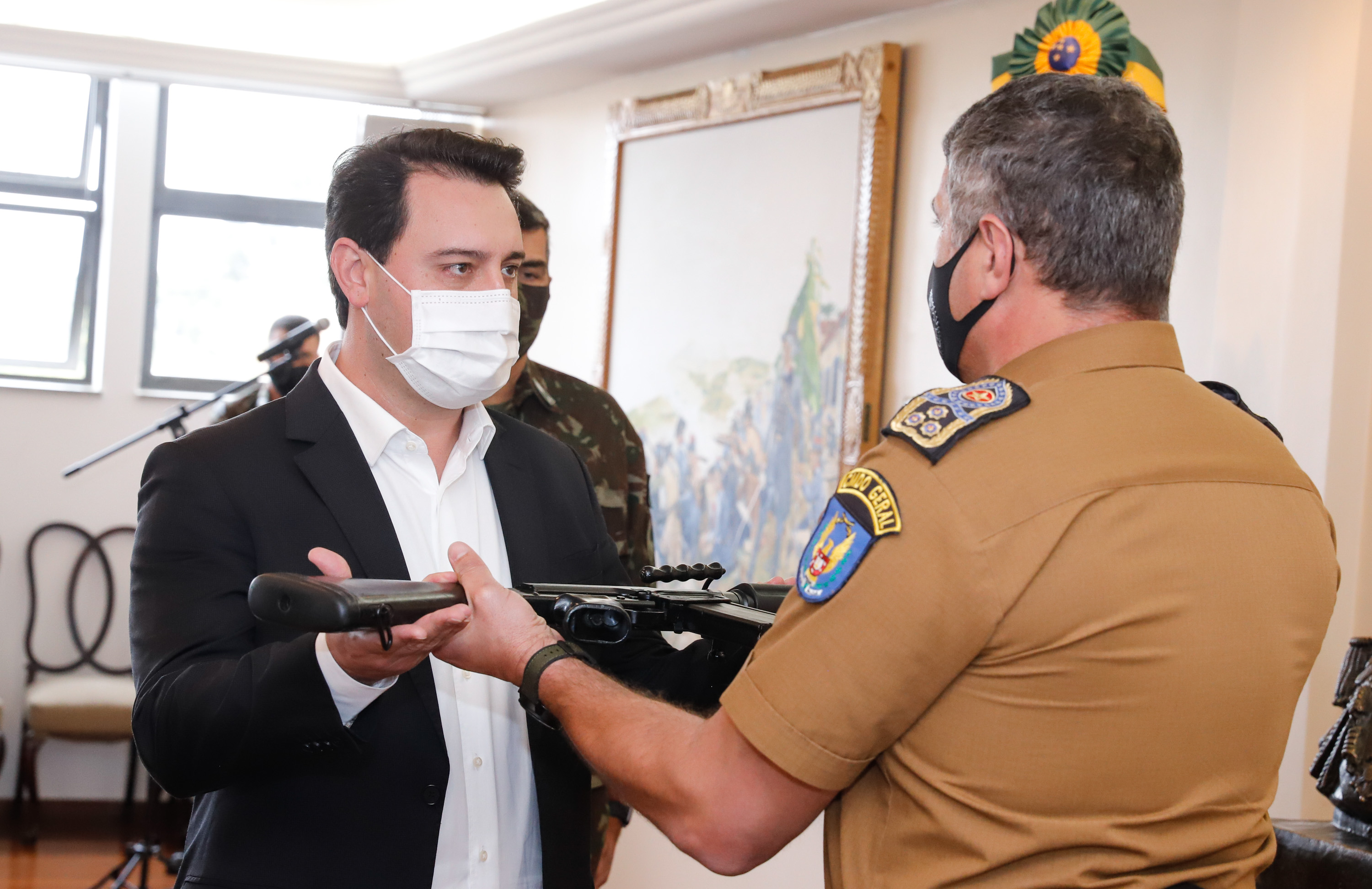 O Governo do Paraná recebeu 100 fuzis calibre 7,62 mm M964 do Exército Brasileiro. A entrega simbólica foi feita pelo general Carlos José Russo Assumpção Penteado, comandante da 5ª Divisão de Exército, ao governador Carlos Massa Ratinho Junior nesta quinta-feira (13) no Forte do Pinheirinho, em Curitiba.