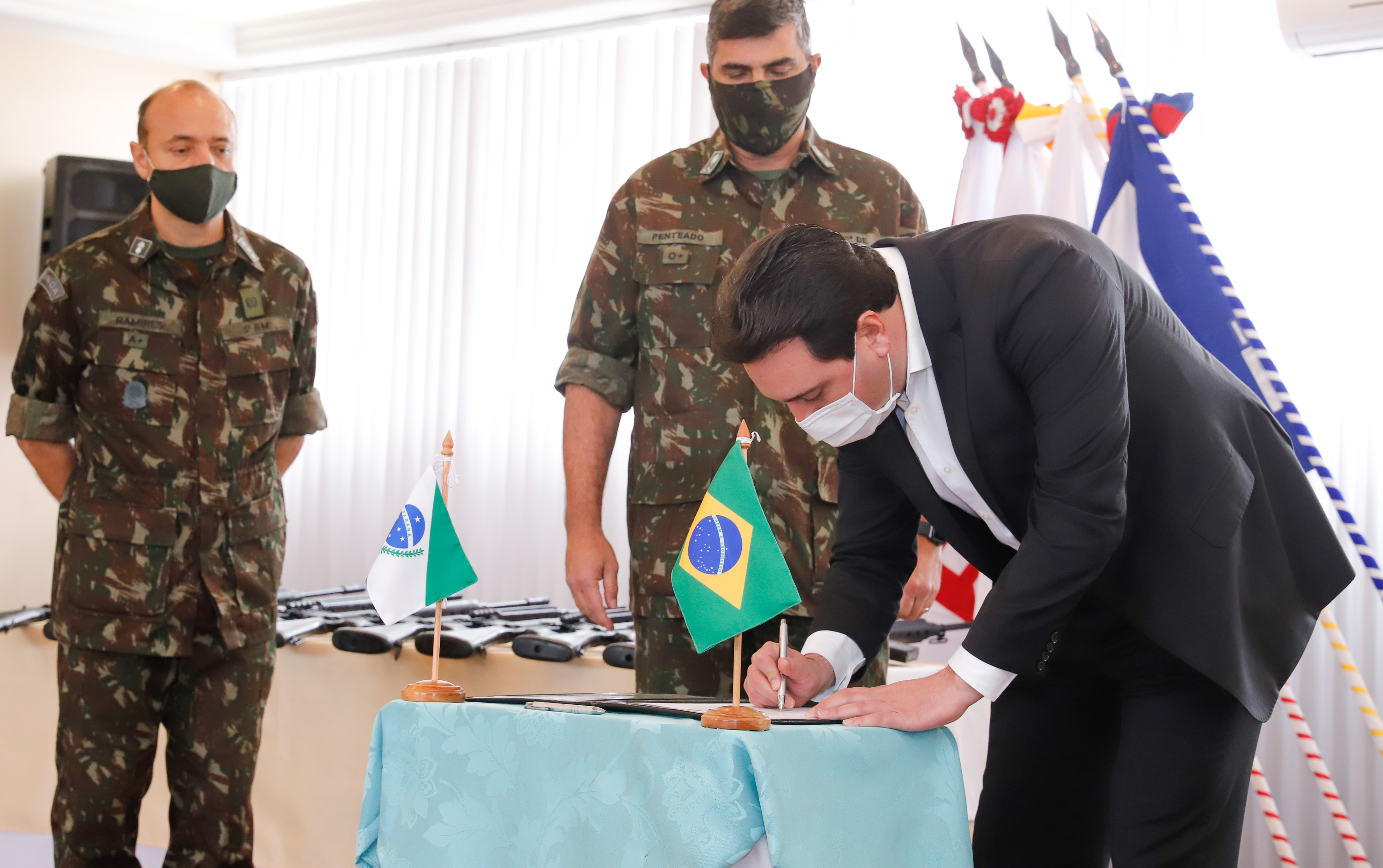 O Governo do Paraná recebeu 100 fuzis calibre 7,62 mm M964 do Exército Brasileiro. A entrega simbólica foi feita pelo general Carlos José Russo Assumpção Penteado, comandante da 5ª Divisão de Exército, ao governador Carlos Massa Ratinho Junior nesta quinta-feira (13) no Forte do Pinheirinho, em Curitiba.