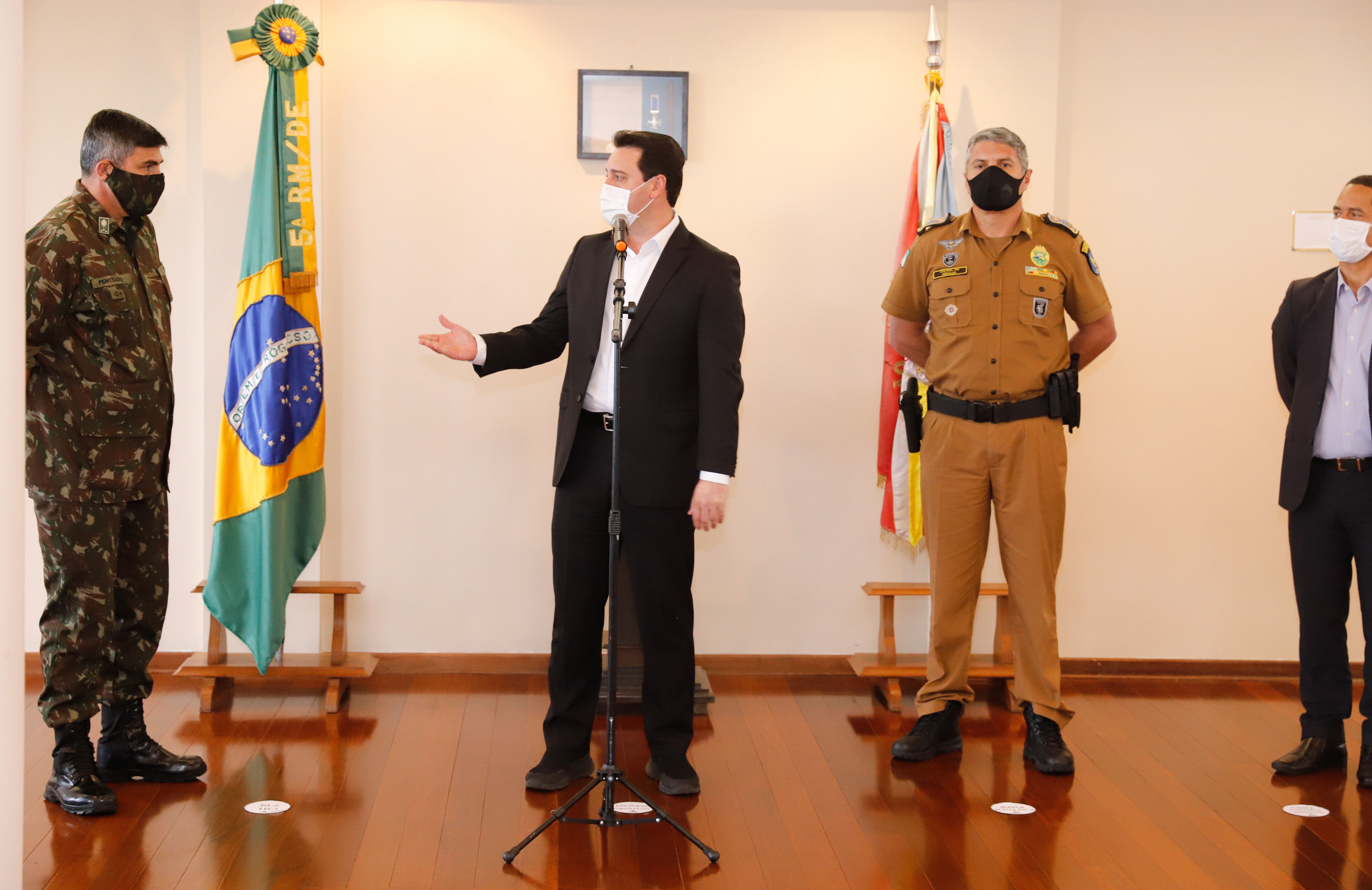 O Governo do Paraná recebeu 100 fuzis calibre 7,62 mm M964 do Exército Brasileiro. A entrega simbólica foi feita pelo general Carlos José Russo Assumpção Penteado, comandante da 5ª Divisão de Exército, ao governador Carlos Massa Ratinho Junior nesta quinta-feira (13) no Forte do Pinheirinho, em Curitiba.