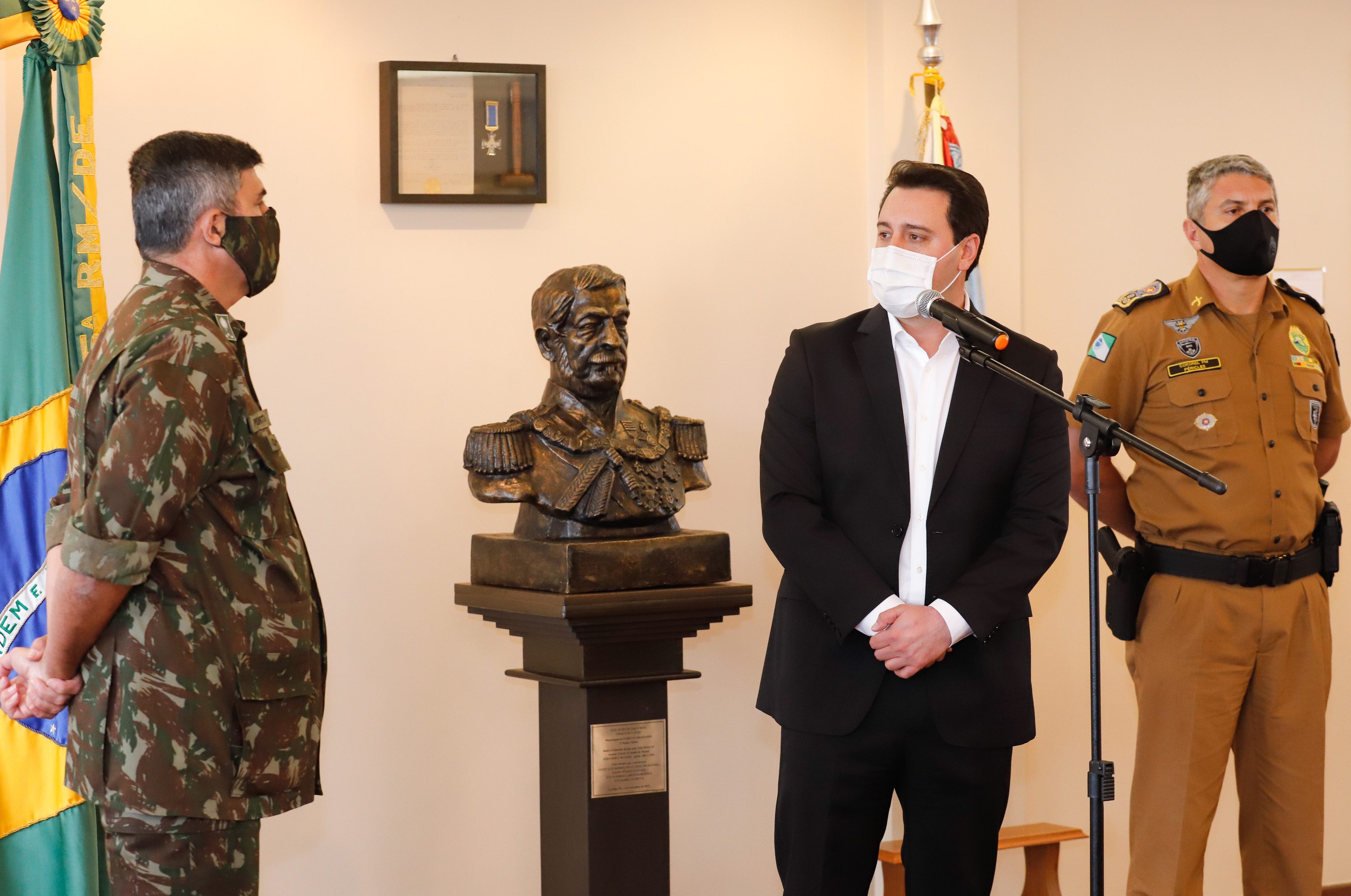 O Governo do Paraná recebeu 100 fuzis calibre 7,62 mm M964 do Exército Brasileiro. A entrega simbólica foi feita pelo general Carlos José Russo Assumpção Penteado, comandante da 5ª Divisão de Exército, ao governador Carlos Massa Ratinho Junior nesta quinta-feira (13) no Forte do Pinheirinho, em Curitiba.