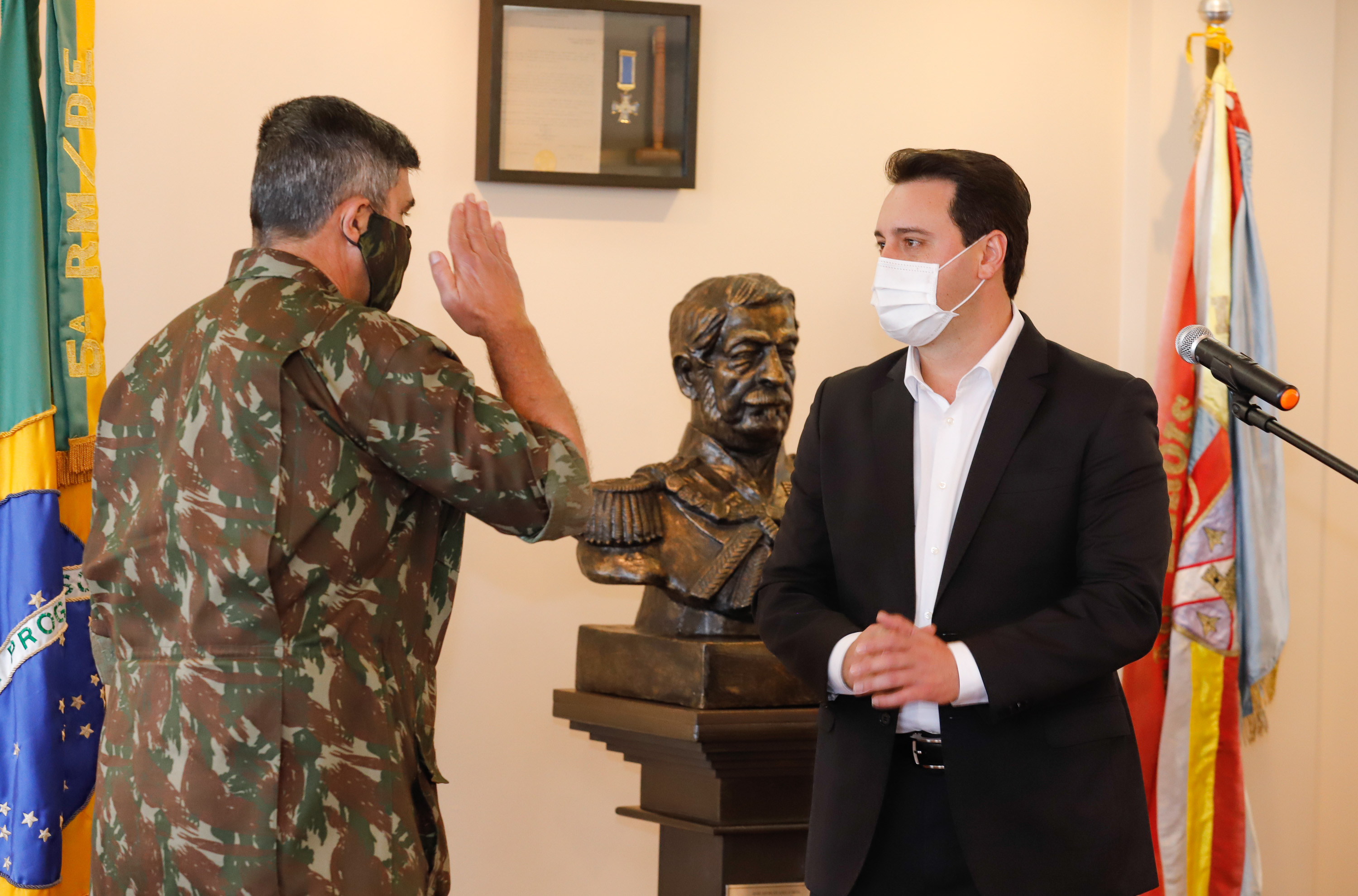 O Governo do Paraná recebeu 100 fuzis calibre 7,62 mm M964 do Exército Brasileiro. A entrega simbólica foi feita pelo general Carlos José Russo Assumpção Penteado, comandante da 5ª Divisão de Exército, ao governador Carlos Massa Ratinho Junior nesta quinta-feira (13) no Forte do Pinheirinho, em Curitiba.