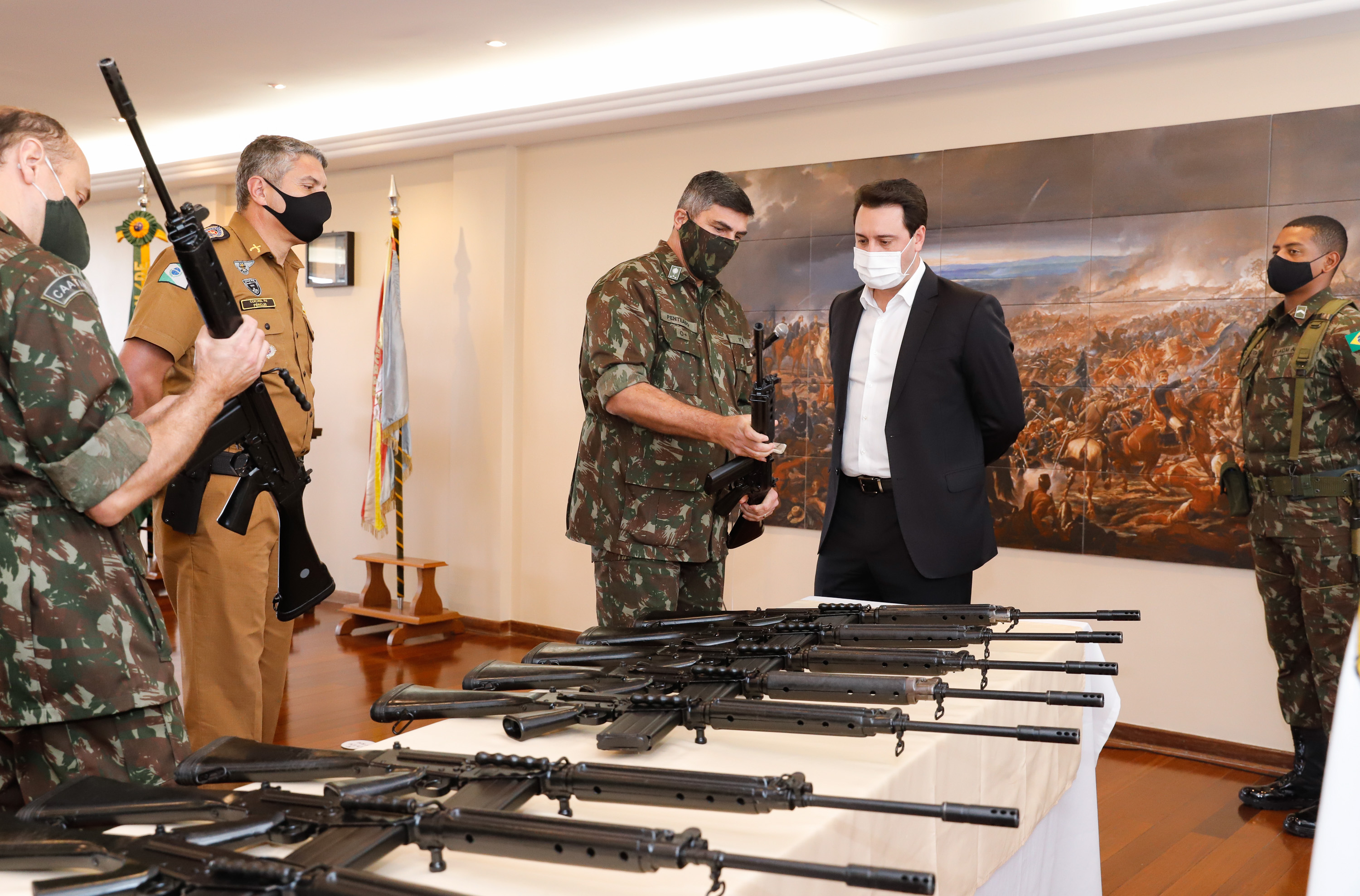 O Governo do Paraná recebeu 100 fuzis calibre 7,62 mm M964 do Exército Brasileiro. A entrega simbólica foi feita pelo general Carlos José Russo Assumpção Penteado, comandante da 5ª Divisão de Exército, ao governador Carlos Massa Ratinho Junior nesta quinta-feira (13) no Forte do Pinheirinho, em Curitiba.