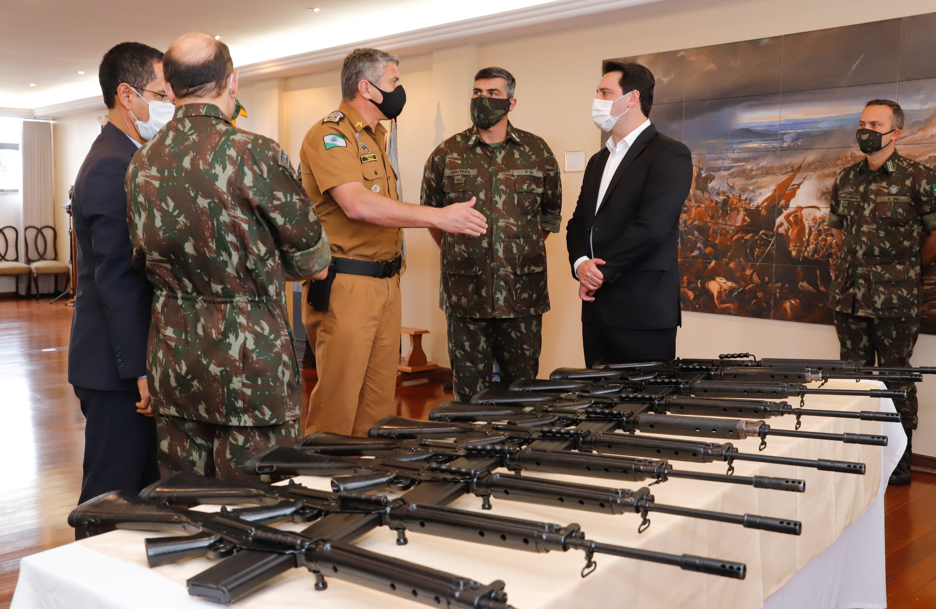 O Governo do Paraná recebeu 100 fuzis calibre 7,62 mm M964 do Exército Brasileiro. A entrega simbólica foi feita pelo general Carlos José Russo Assumpção Penteado, comandante da 5ª Divisão de Exército, ao governador Carlos Massa Ratinho Junior nesta quinta-feira (13) no Forte do Pinheirinho, em Curitiba.