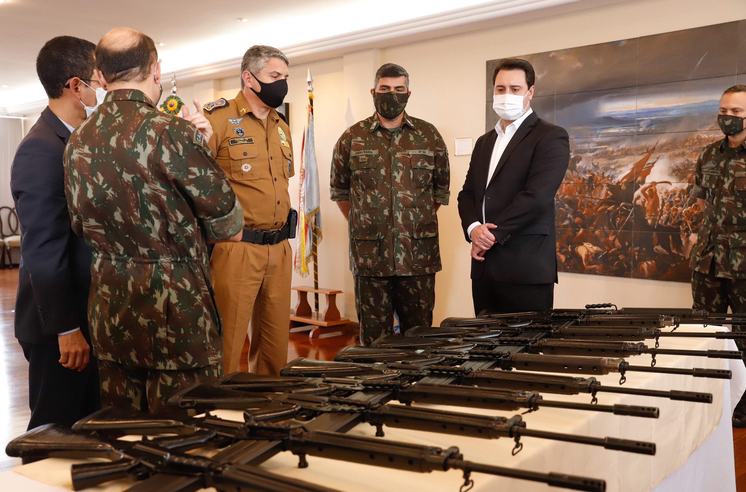 O Governo do Paraná recebeu 100 fuzis calibre 7,62 mm M964 do Exército Brasileiro. A entrega simbólica foi feita pelo general Carlos José Russo Assumpção Penteado, comandante da 5ª Divisão de Exército, ao governador Carlos Massa Ratinho Junior nesta quinta-feira (13) no Forte do Pinheirinho, em Curitiba.