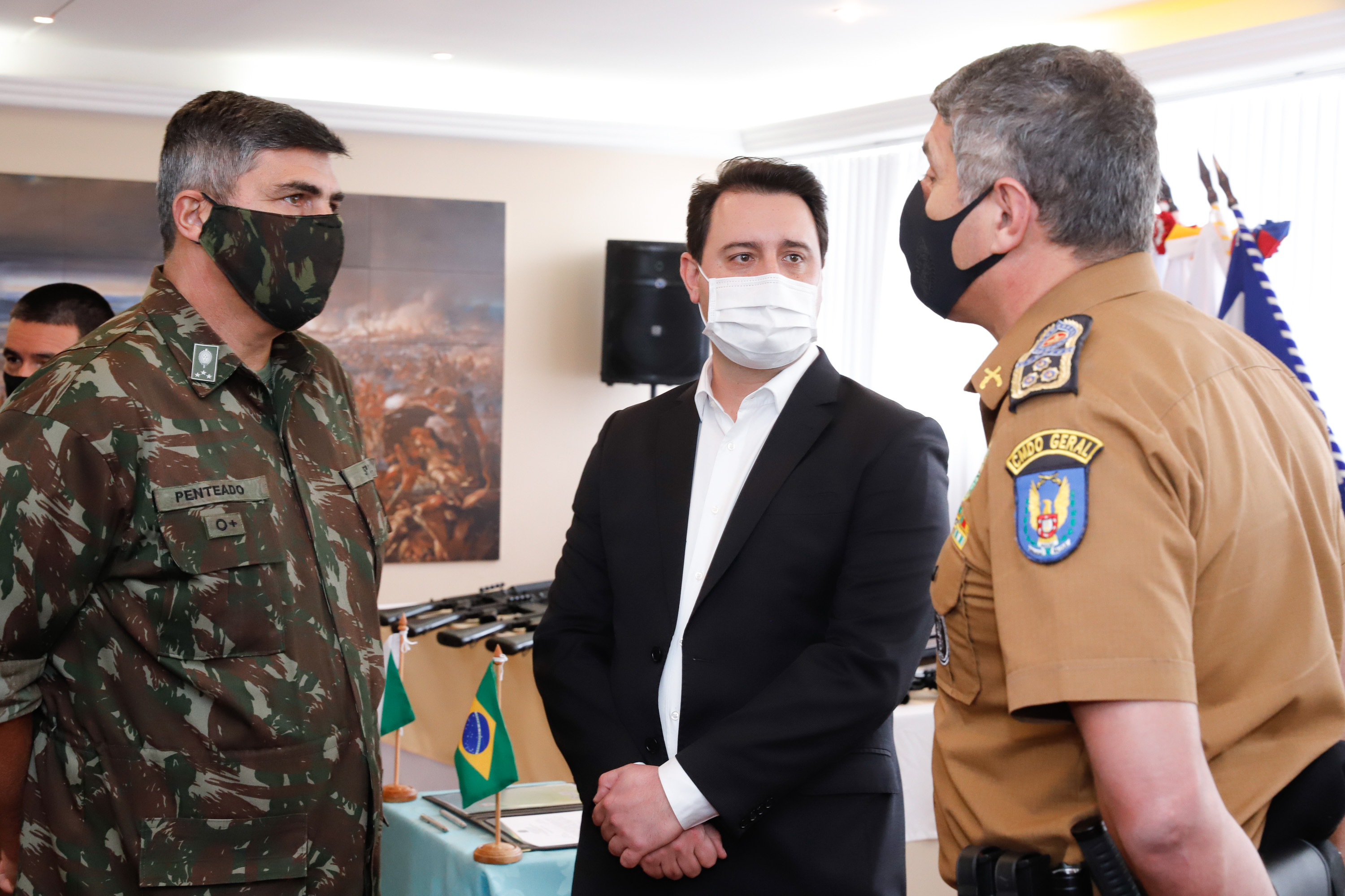 O Governo do Paraná recebeu 100 fuzis calibre 7,62 mm M964 do Exército Brasileiro. A entrega simbólica foi feita pelo general Carlos José Russo Assumpção Penteado, comandante da 5ª Divisão de Exército, ao governador Carlos Massa Ratinho Junior nesta quinta-feira (13) no Forte do Pinheirinho, em Curitiba.