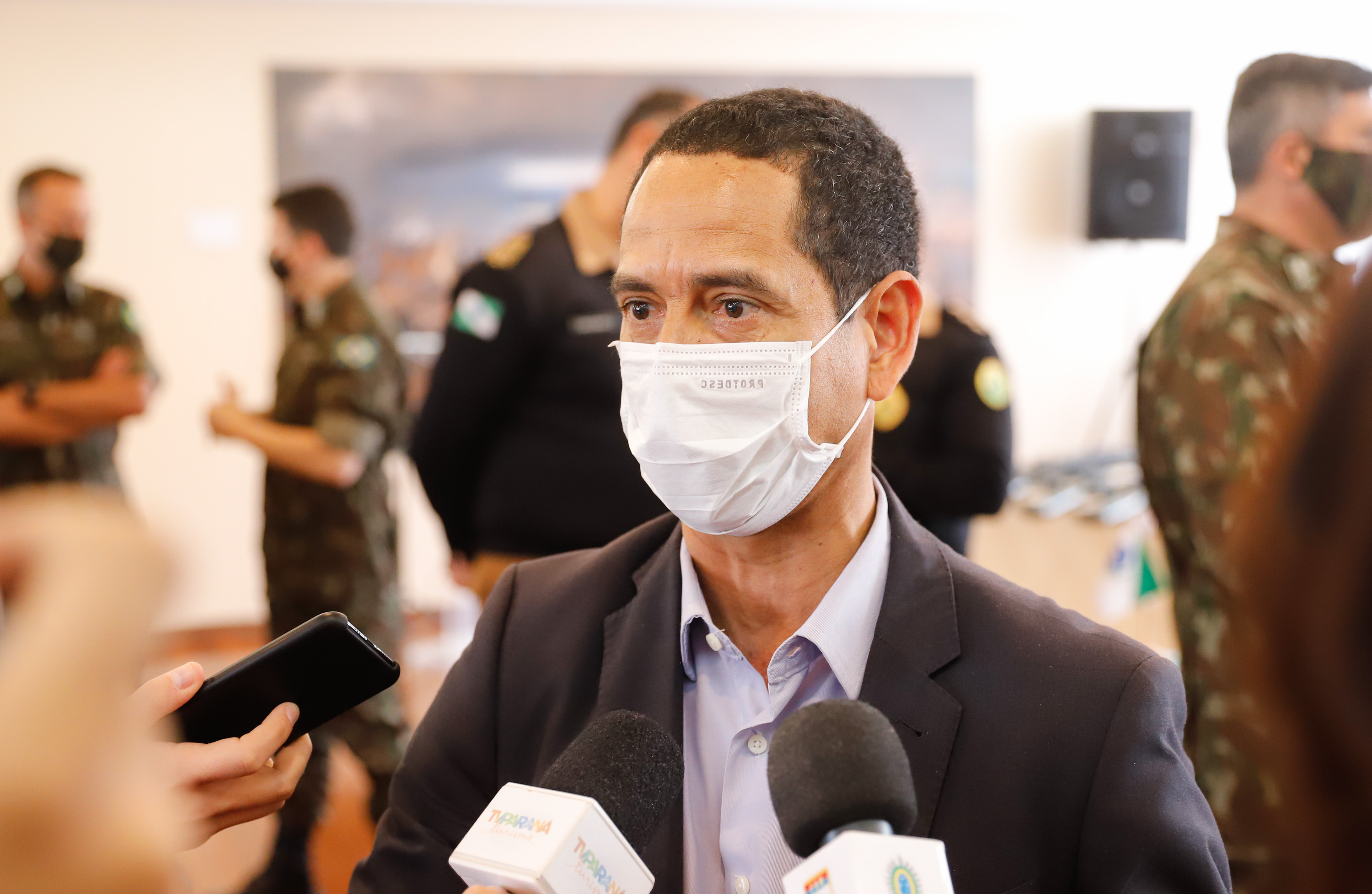 O Governo do Paraná recebeu 100 fuzis calibre 7,62 mm M964 do Exército Brasileiro. A entrega simbólica foi feita pelo general Carlos José Russo Assumpção Penteado, comandante da 5ª Divisão de Exército, ao governador Carlos Massa Ratinho Junior nesta quinta-feira (13) no Forte do Pinheirinho, em Curitiba.