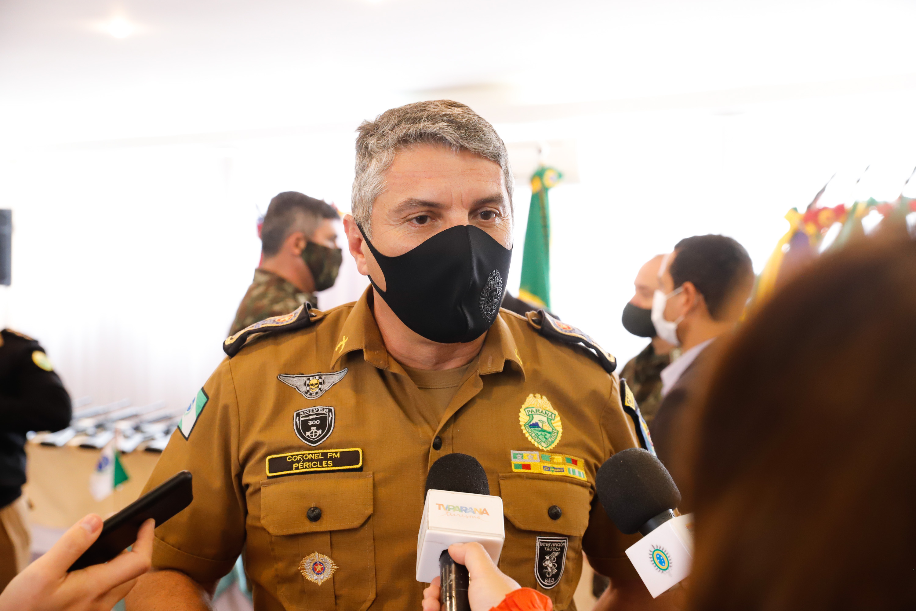 O Governo do Paraná recebeu 100 fuzis calibre 7,62 mm M964 do Exército Brasileiro. A entrega simbólica foi feita pelo general Carlos José Russo Assumpção Penteado, comandante da 5ª Divisão de Exército, ao governador Carlos Massa Ratinho Junior nesta quinta-feira (13) no Forte do Pinheirinho, em Curitiba.