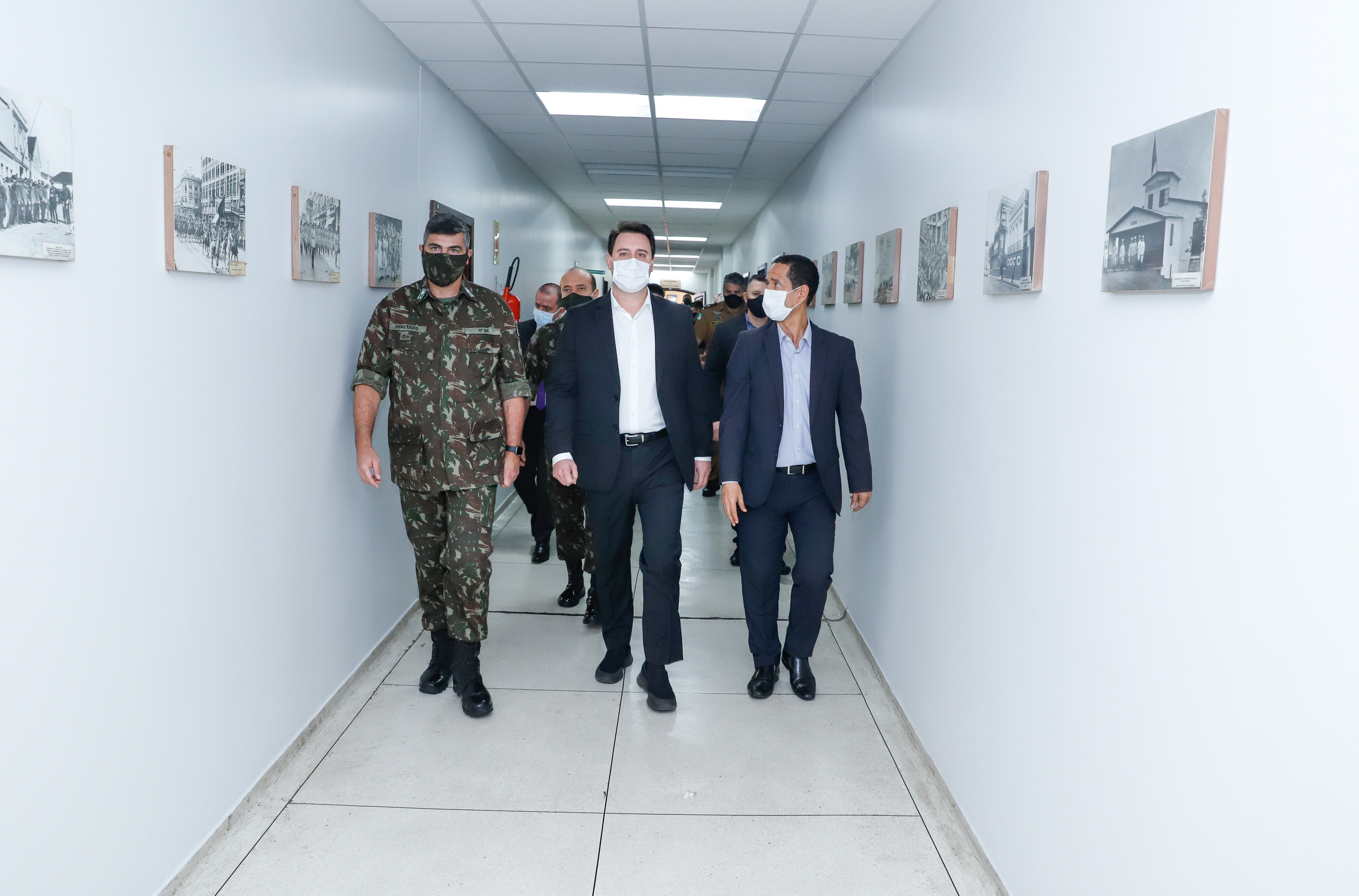 O Governo do Paraná recebeu 100 fuzis calibre 7,62 mm M964 do Exército Brasileiro. A entrega simbólica foi feita pelo general Carlos José Russo Assumpção Penteado, comandante da 5ª Divisão de Exército, ao governador Carlos Massa Ratinho Junior nesta quinta-feira (13) no Forte do Pinheirinho, em Curitiba.