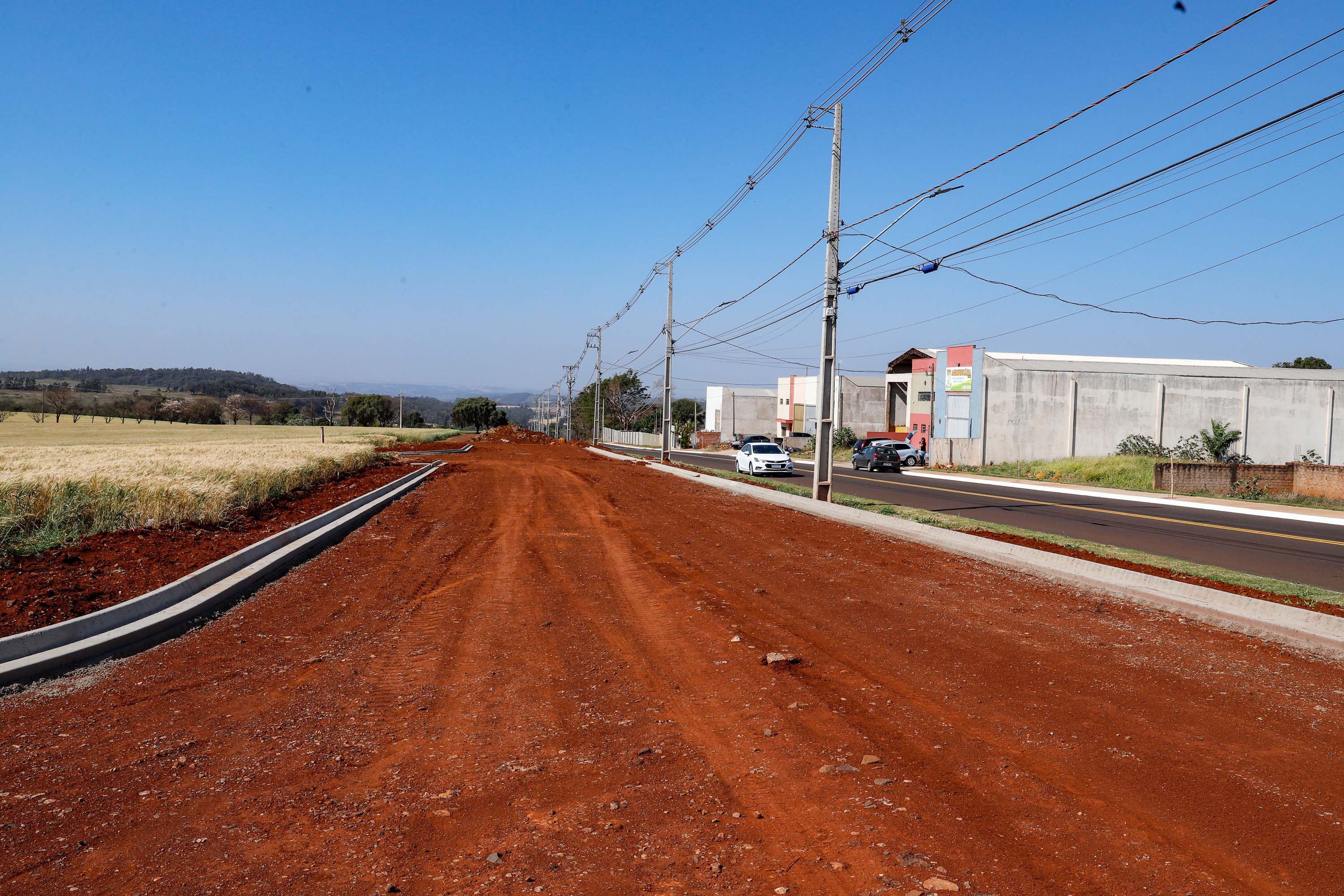O governador Carlos Massa Ratinho Junior vistoriou também nesta quarta-feira (02) a obra estruturante da Rua Cristiano Kussmaul, na região sul de Apucarana. A reconstrução de um trecho de 2,3 quilômetros, que está alinhada com a duplicação do Contorno Sul do município, será finalizada em setembro.