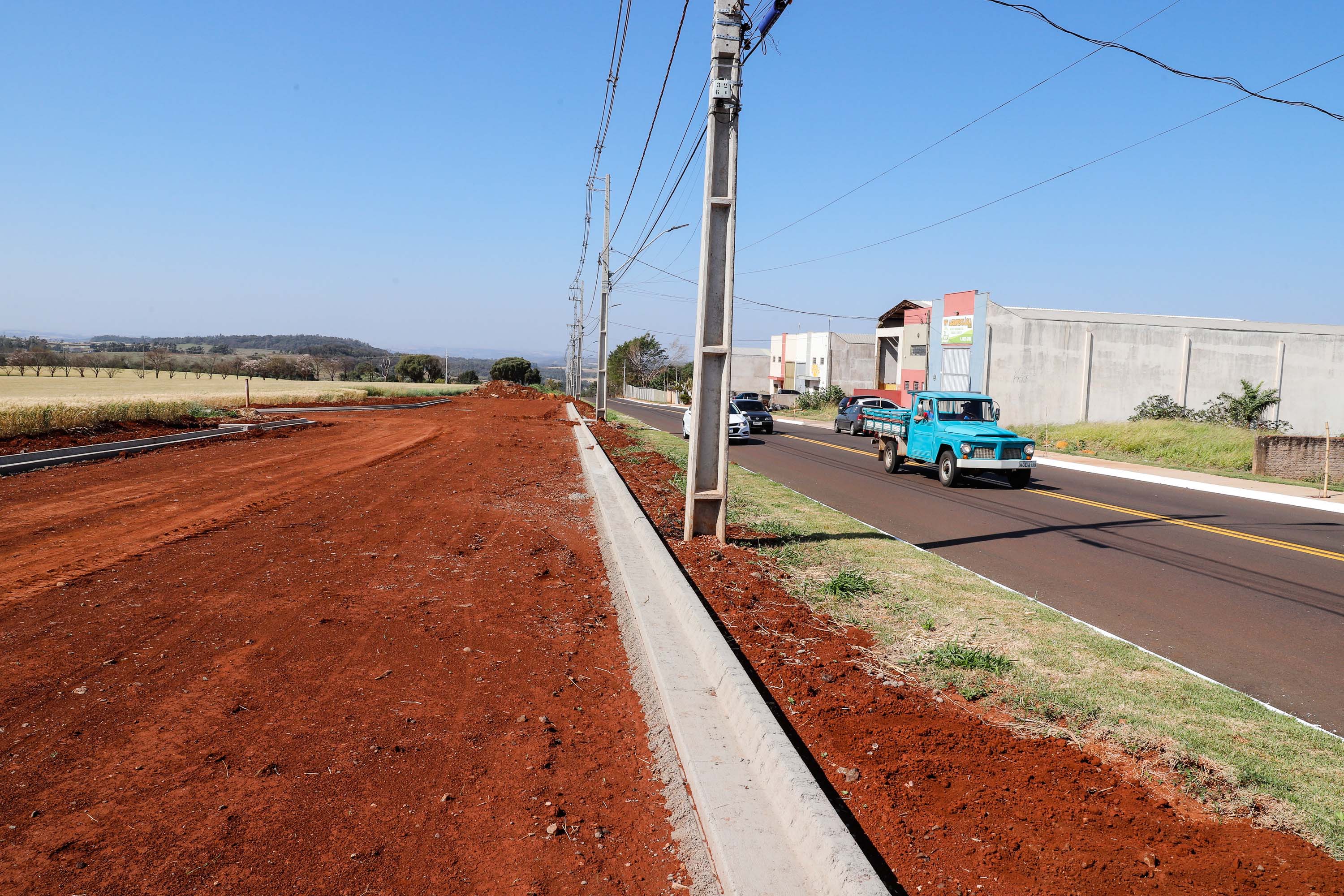 O governador Carlos Massa Ratinho Junior vistoriou também nesta quarta-feira (02) a obra estruturante da Rua Cristiano Kussmaul, na região sul de Apucarana. A reconstrução de um trecho de 2,3 quilômetros, que está alinhada com a duplicação do Contorno Sul do município, será finalizada em setembro.