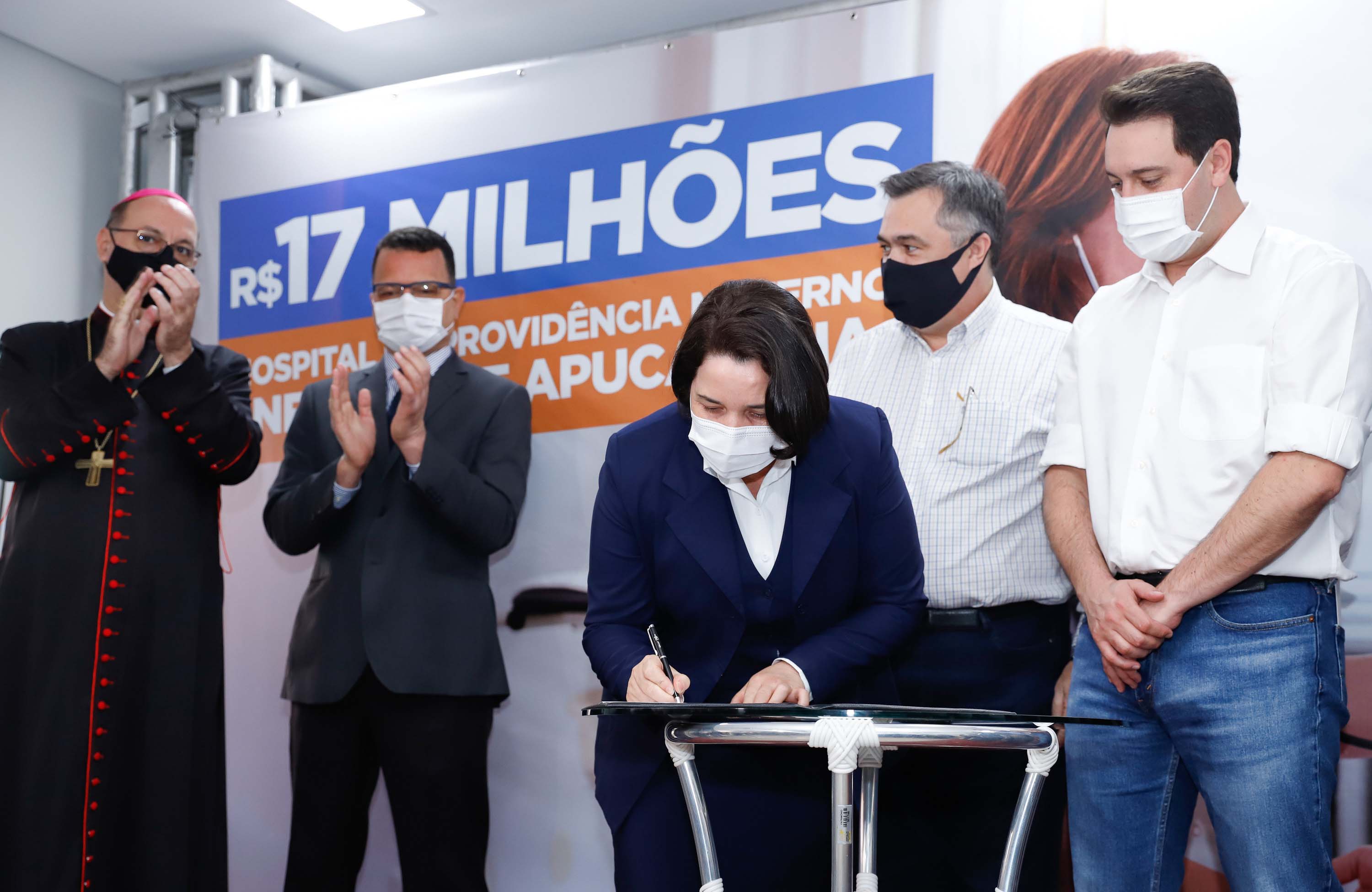 O Governo do Estado vai investir R$ 16,2 milhões na reforma e ampliação do Hospital da Providência, em Apucarana, no Vale do Ivaí. A ordem de serviço foi assinada nesta quarta-feira (02) pelo governador Carlos Massa Ratinho Junior em cerimônia na sede do complexo médico. A contrapartida do hospital é de R$ 853 mil. O prazo para a conclusão da obra é de 18 meses.