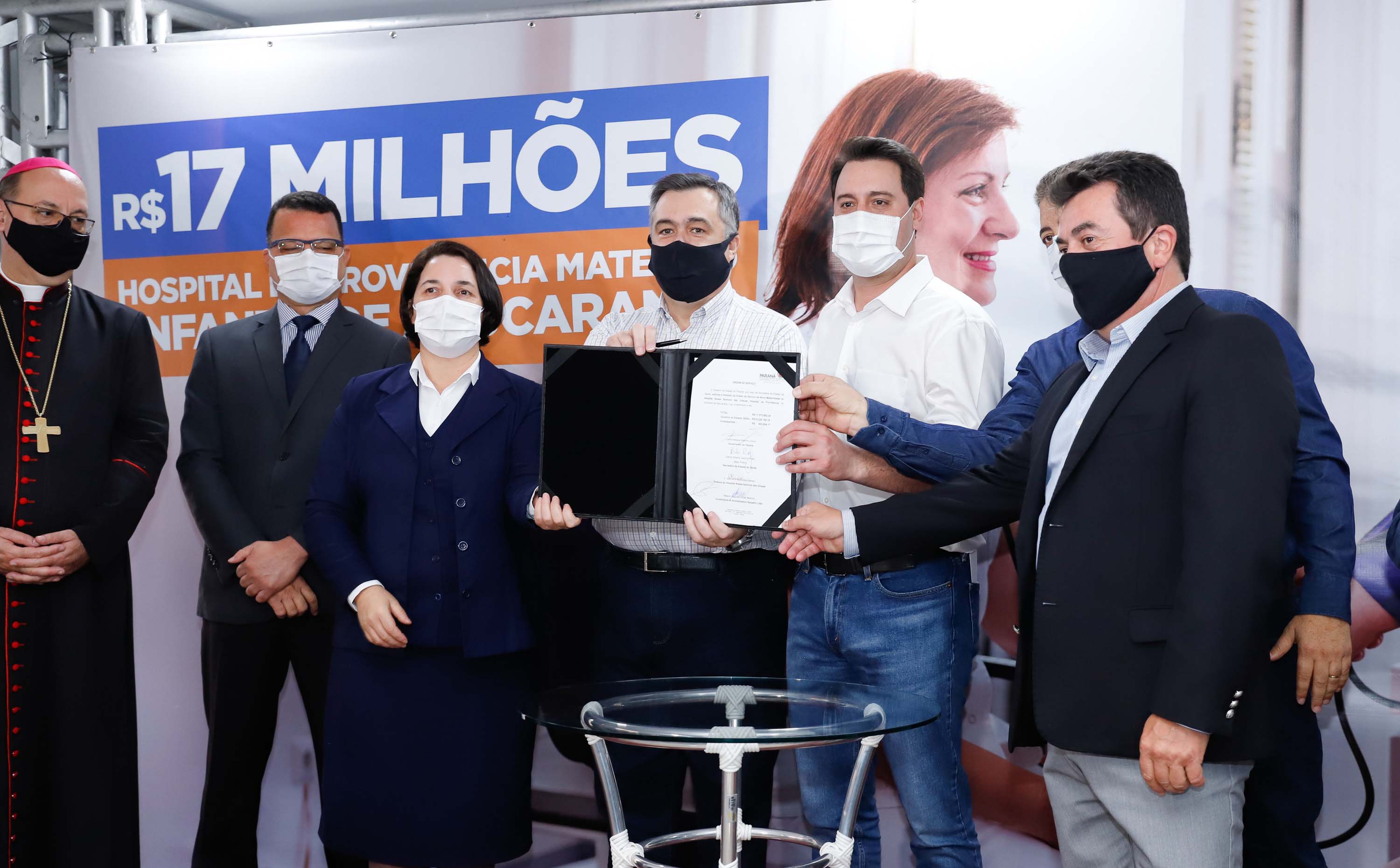 O Governo do Estado vai investir R$ 16,2 milhões na reforma e ampliação do Hospital da Providência, em Apucarana, no Vale do Ivaí. A ordem de serviço foi assinada nesta quarta-feira (02) pelo governador Carlos Massa Ratinho Junior em cerimônia na sede do complexo médico. A contrapartida do hospital é de R$ 853 mil. O prazo para a conclusão da obra é de 18 meses.