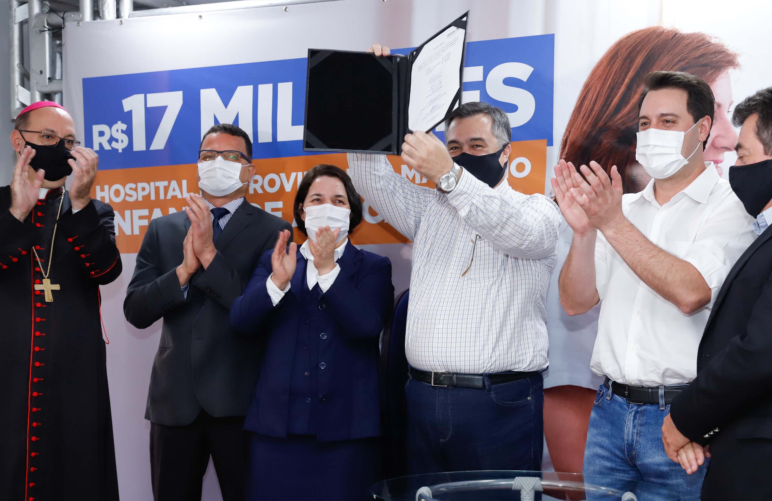 O Governo do Estado vai investir R$ 16,2 milhões na reforma e ampliação do Hospital da Providência, em Apucarana, no Vale do Ivaí. A ordem de serviço foi assinada nesta quarta-feira (02) pelo governador Carlos Massa Ratinho Junior em cerimônia na sede do complexo médico. A contrapartida do hospital é de R$ 853 mil. O prazo para a conclusão da obra é de 18 meses.