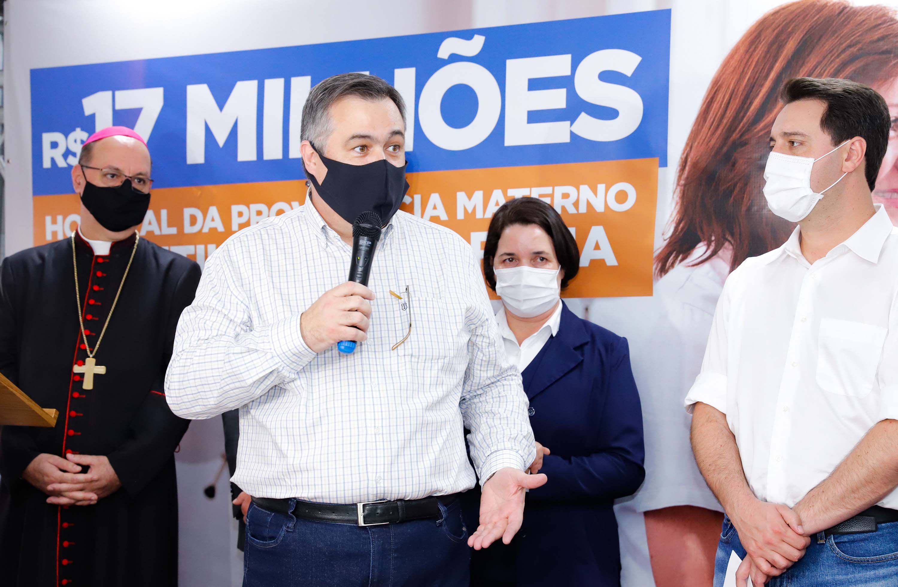 O Governo do Estado vai investir R$ 16,2 milhões na reforma e ampliação do Hospital da Providência, em Apucarana, no Vale do Ivaí. A ordem de serviço foi assinada nesta quarta-feira (02) pelo governador Carlos Massa Ratinho Junior em cerimônia na sede do complexo médico. A contrapartida do hospital é de R$ 853 mil. O prazo para a conclusão da obra é de 18 meses.