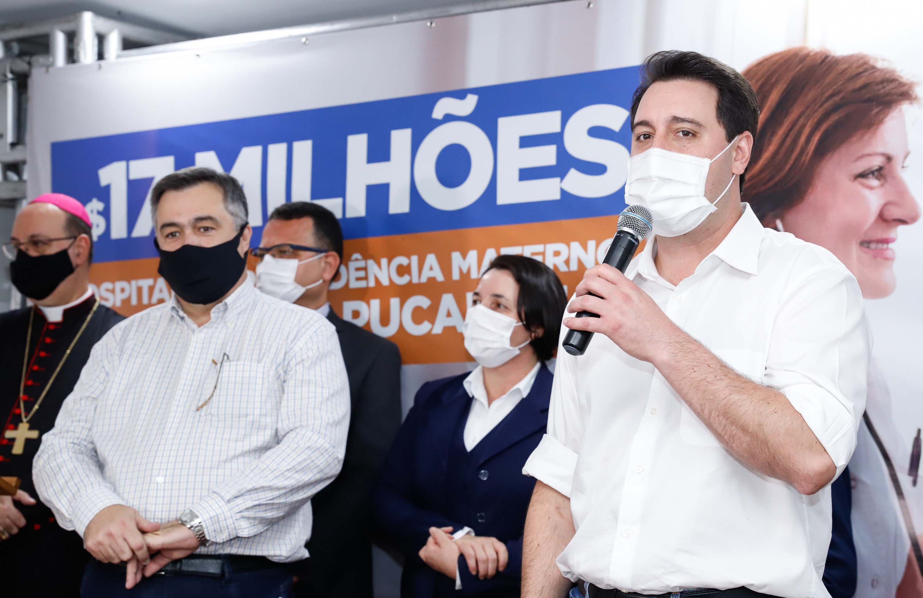 O Governo do Estado vai investir R$ 16,2 milhões na reforma e ampliação do Hospital da Providência, em Apucarana, no Vale do Ivaí. A ordem de serviço foi assinada nesta quarta-feira (02) pelo governador Carlos Massa Ratinho Junior em cerimônia na sede do complexo médico. A contrapartida do hospital é de R$ 853 mil. O prazo para a conclusão da obra é de 18 meses.