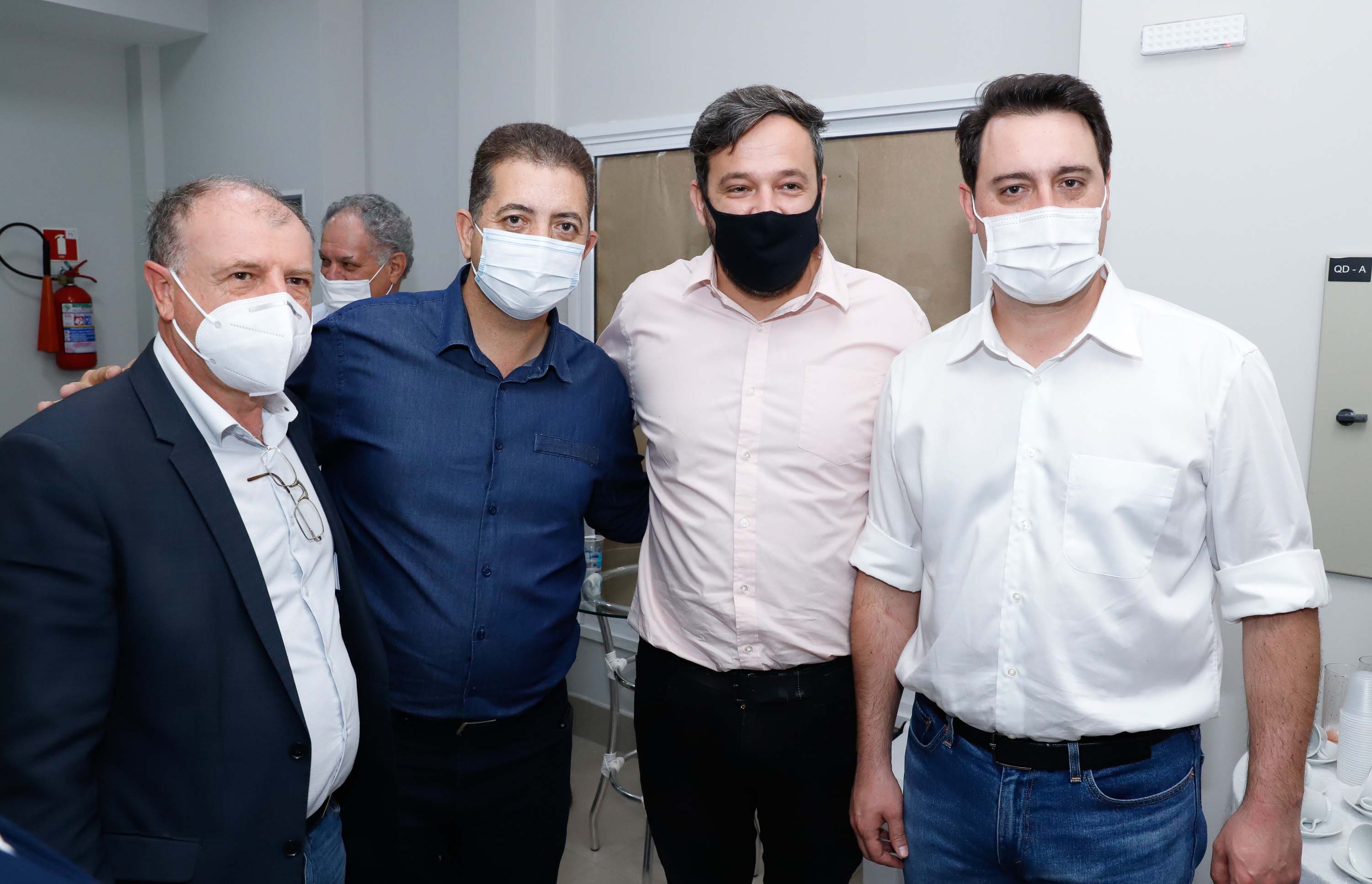 O Governo do Estado vai investir R$ 16,2 milhões na reforma e ampliação do Hospital da Providência, em Apucarana, no Vale do Ivaí. A ordem de serviço foi assinada nesta quarta-feira (02) pelo governador Carlos Massa Ratinho Junior em cerimônia na sede do complexo médico. A contrapartida do hospital é de R$ 853 mil. O prazo para a conclusão da obra é de 18 meses.