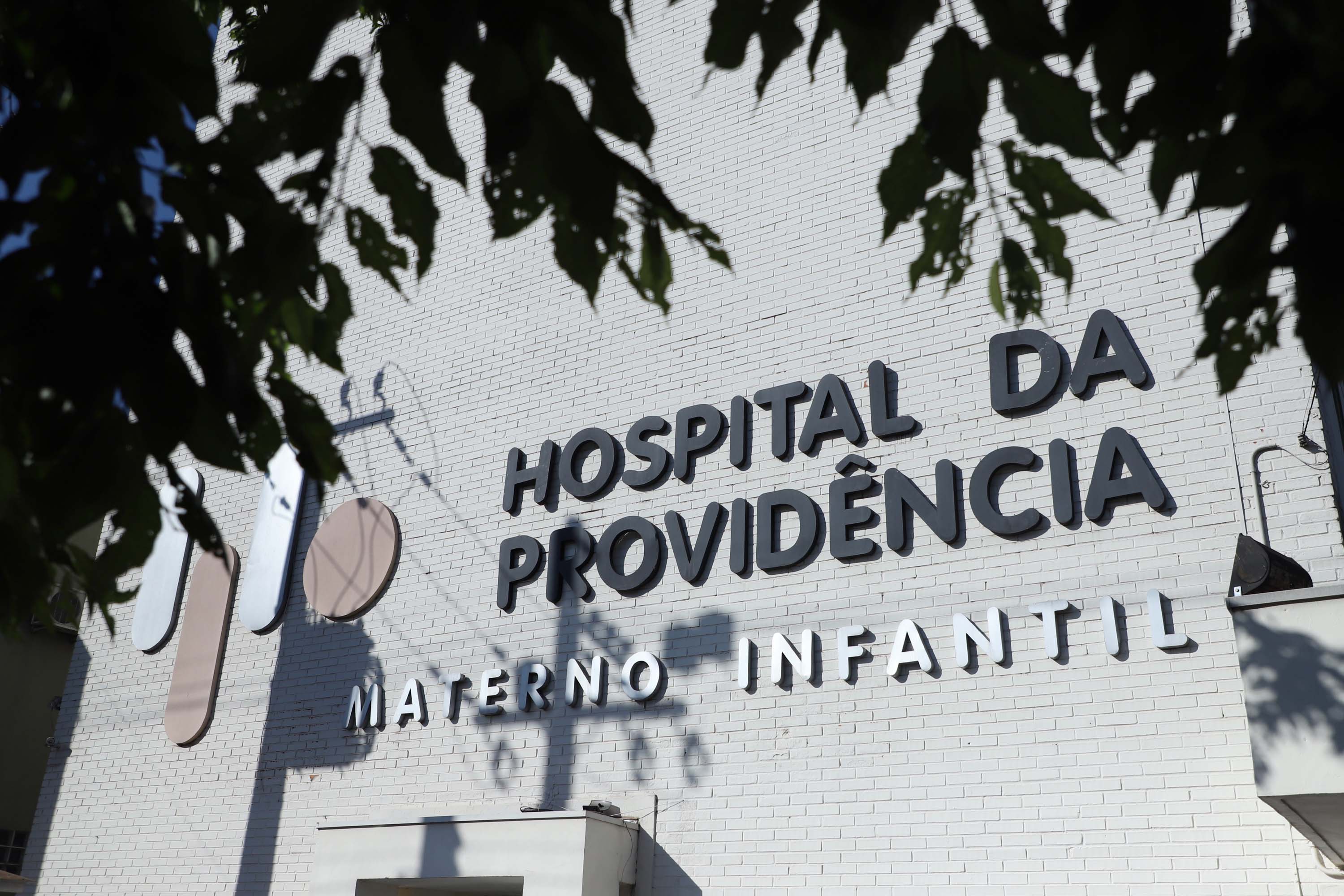 O Governo do Estado vai investir R$ 16,2 milhões na reforma e ampliação do Hospital da Providência, em Apucarana, no Vale do Ivaí. A ordem de serviço foi assinada nesta quarta-feira (02) pelo governador Carlos Massa Ratinho Junior em cerimônia na sede do complexo médico. A contrapartida do hospital é de R$ 853 mil. O prazo para a conclusão da obra é de 18 meses.