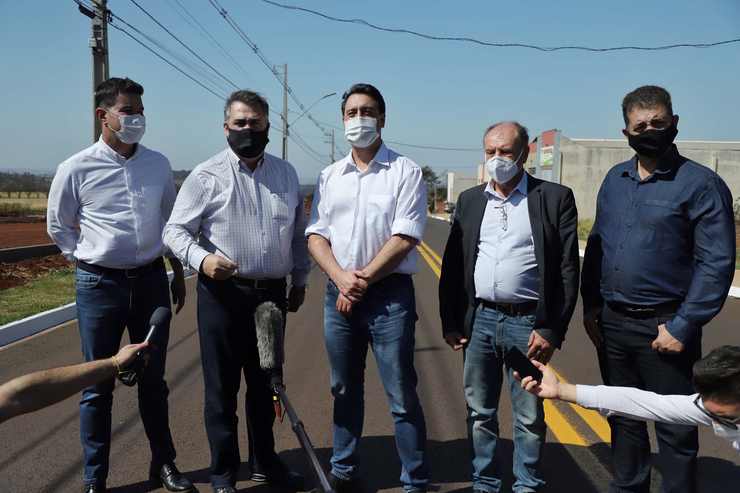 O governador Carlos Massa Ratinho Junior vistoriou também nesta quarta-feira (02) a obra estruturante da Rua Cristiano Kussmaul, na região sul de Apucarana. A reconstrução de um trecho de 2,3 quilômetros, que está alinhada com a duplicação do Contorno Sul do município, será finalizada em setembro.