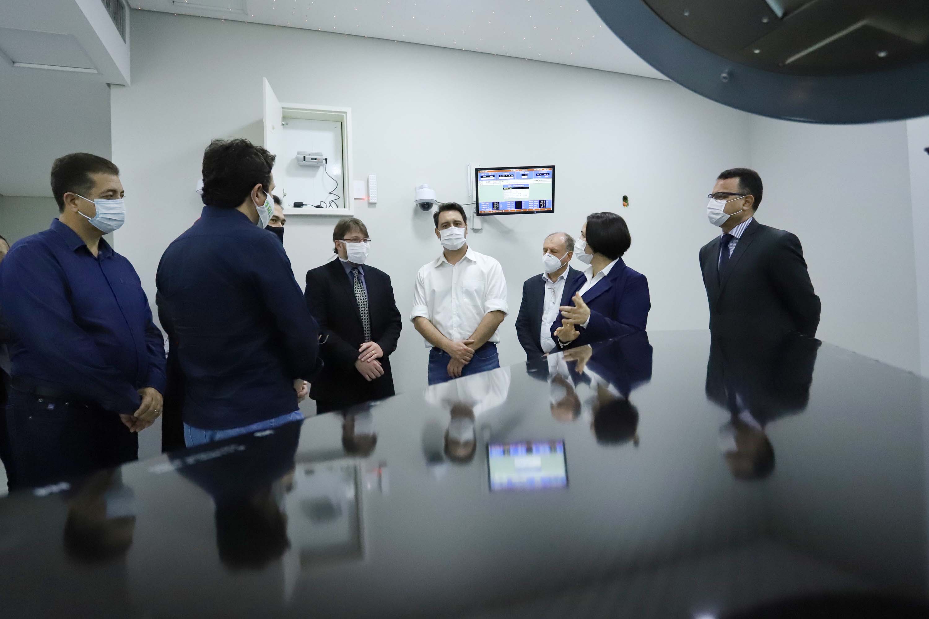 O Governo do Estado vai investir R$ 16,2 milhões na reforma e ampliação do Hospital da Providência, em Apucarana, no Vale do Ivaí. A ordem de serviço foi assinada nesta quarta-feira (02) pelo governador Carlos Massa Ratinho Junior em cerimônia na sede do complexo médico. A contrapartida do hospital é de R$ 853 mil. O prazo para a conclusão da obra é de 18 meses.