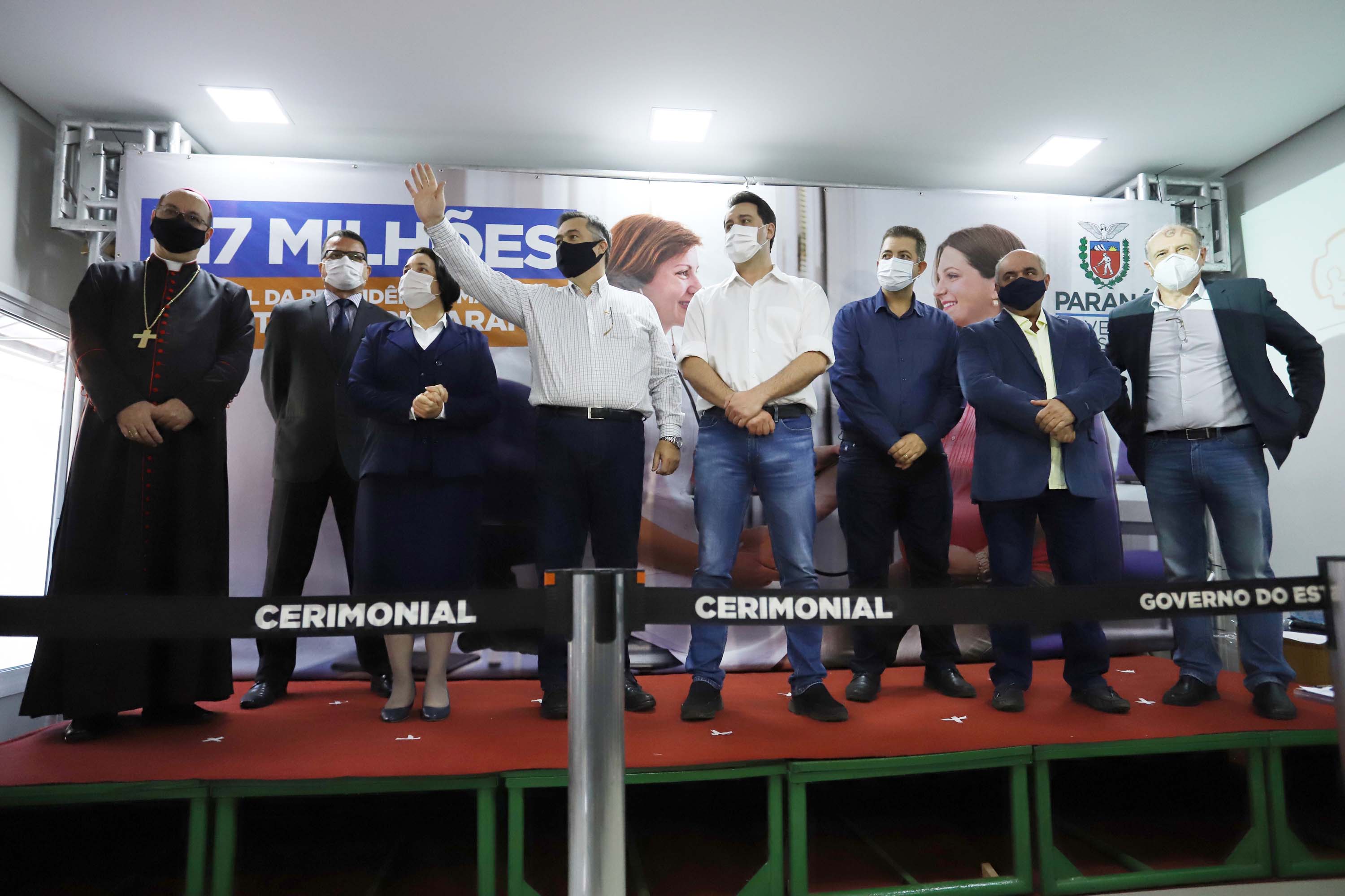O Governo do Estado vai investir R$ 16,2 milhões na reforma e ampliação do Hospital da Providência, em Apucarana, no Vale do Ivaí. A ordem de serviço foi assinada nesta quarta-feira (02) pelo governador Carlos Massa Ratinho Junior em cerimônia na sede do complexo médico. A contrapartida do hospital é de R$ 853 mil. O prazo para a conclusão da obra é de 18 meses.
