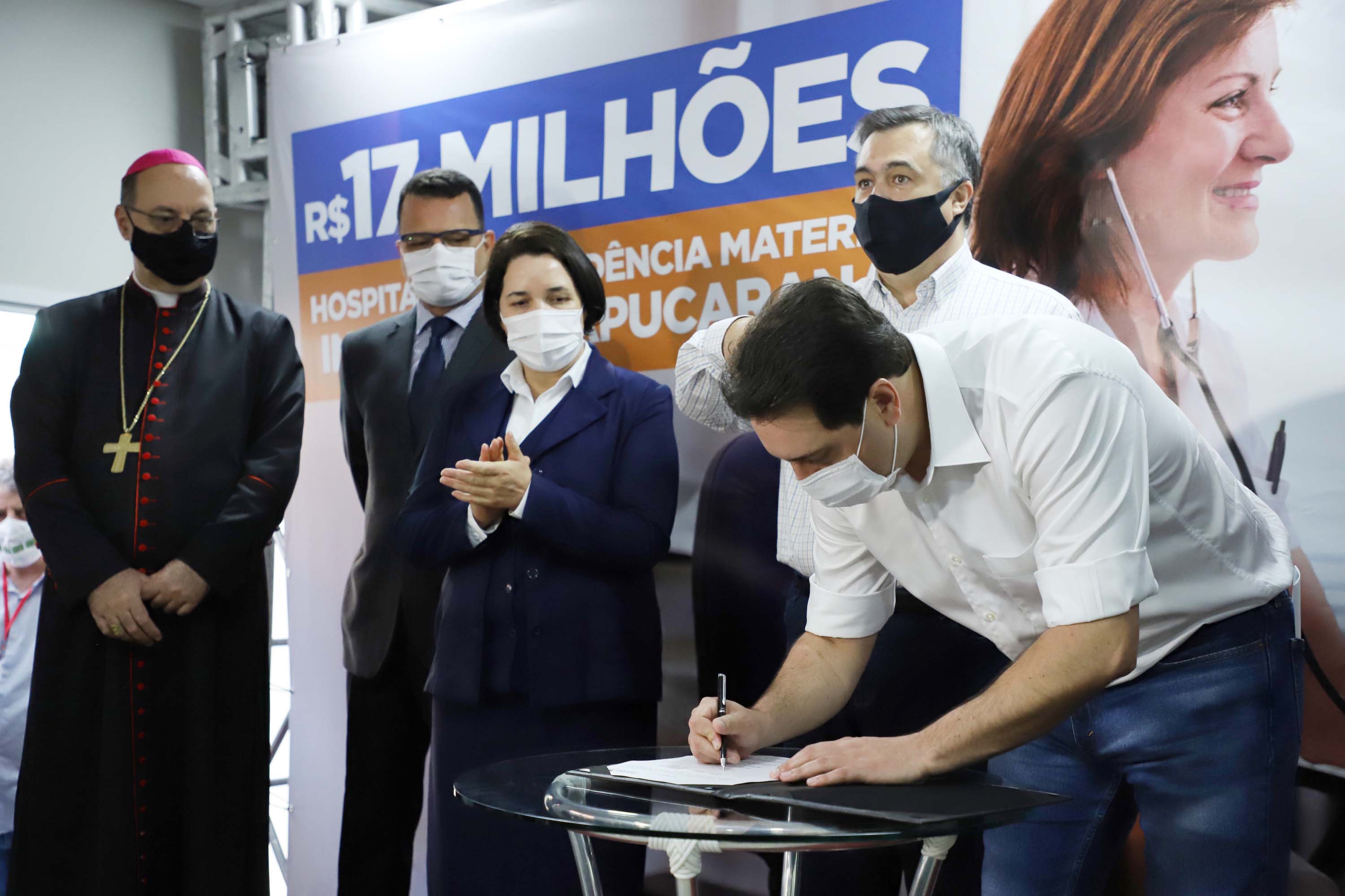 O Governo do Estado vai investir R$ 16,2 milhões na reforma e ampliação do Hospital da Providência, em Apucarana, no Vale do Ivaí. A ordem de serviço foi assinada nesta quarta-feira (02) pelo governador Carlos Massa Ratinho Junior em cerimônia na sede do complexo médico. A contrapartida do hospital é de R$ 853 mil. O prazo para a conclusão da obra é de 18 meses.