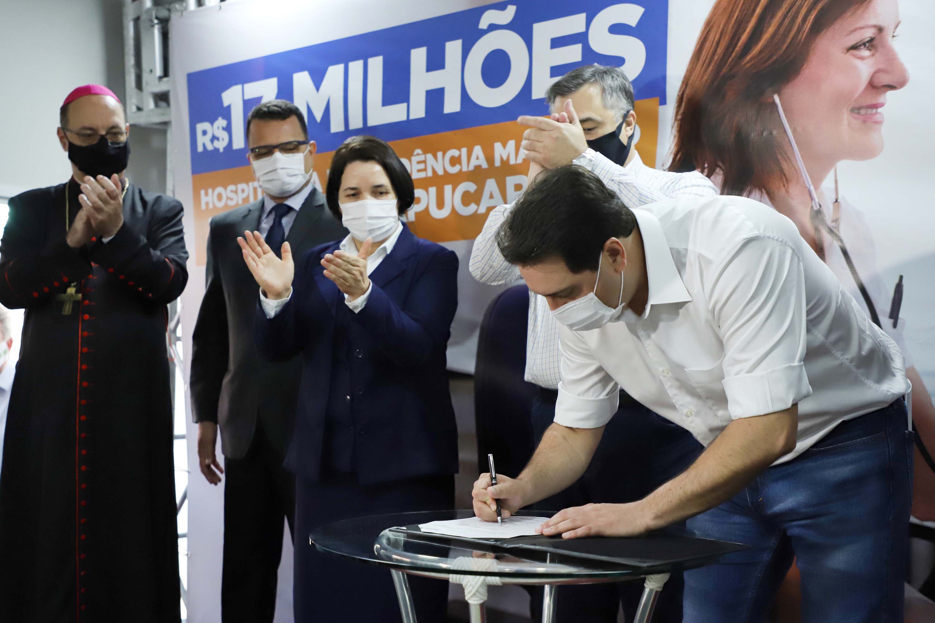 O Governo do Estado vai investir R$ 16,2 milhões na reforma e ampliação do Hospital da Providência, em Apucarana, no Vale do Ivaí. A ordem de serviço foi assinada nesta quarta-feira (02) pelo governador Carlos Massa Ratinho Junior em cerimônia na sede do complexo médico. A contrapartida do hospital é de R$ 853 mil. O prazo para a conclusão da obra é de 18 meses.