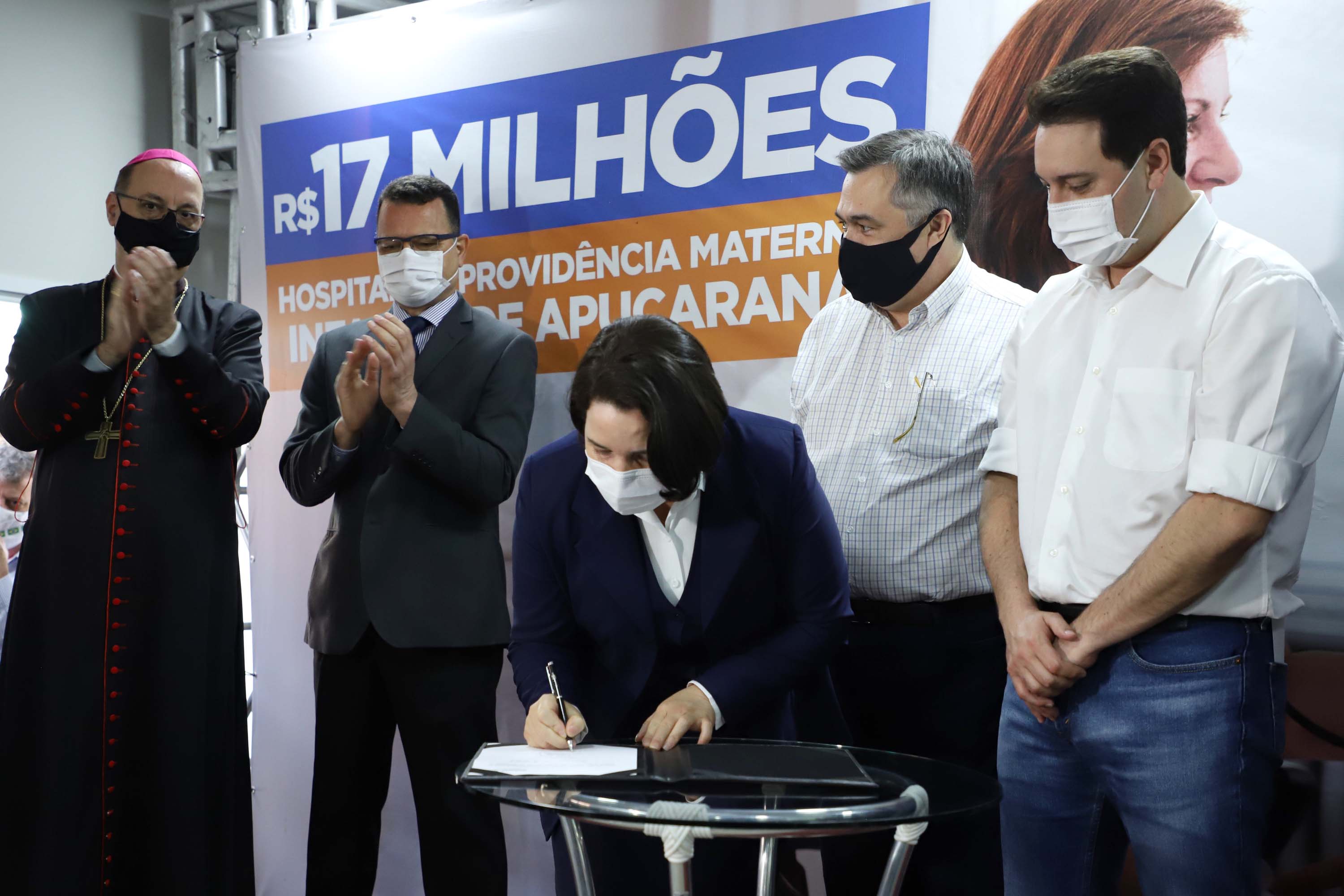 O Governo do Estado vai investir R$ 16,2 milhões na reforma e ampliação do Hospital da Providência, em Apucarana, no Vale do Ivaí. A ordem de serviço foi assinada nesta quarta-feira (02) pelo governador Carlos Massa Ratinho Junior em cerimônia na sede do complexo médico. A contrapartida do hospital é de R$ 853 mil. O prazo para a conclusão da obra é de 18 meses.