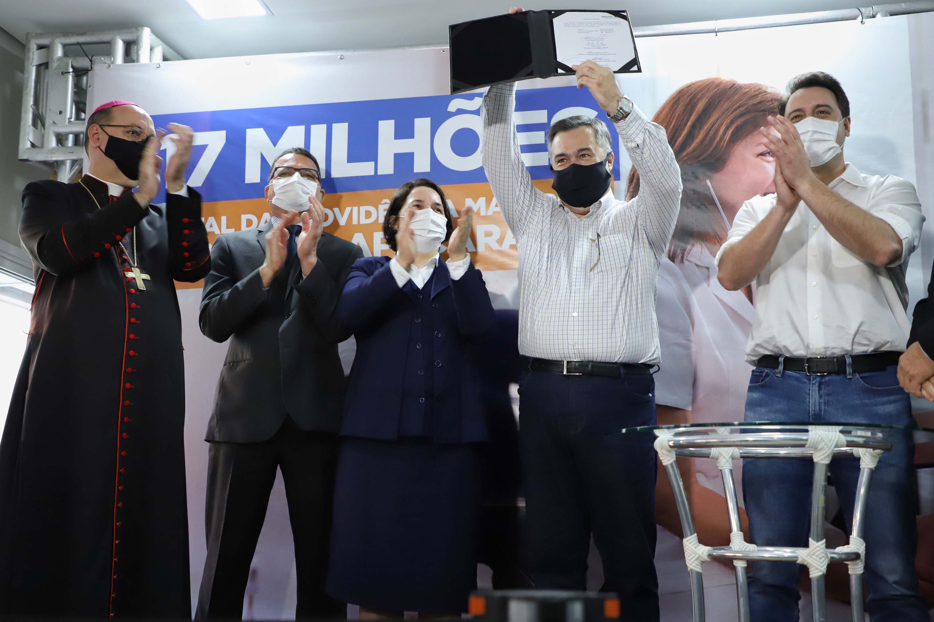 O Governo do Estado vai investir R$ 16,2 milhões na reforma e ampliação do Hospital da Providência, em Apucarana, no Vale do Ivaí. A ordem de serviço foi assinada nesta quarta-feira (02) pelo governador Carlos Massa Ratinho Junior em cerimônia na sede do complexo médico. A contrapartida do hospital é de R$ 853 mil. O prazo para a conclusão da obra é de 18 meses.