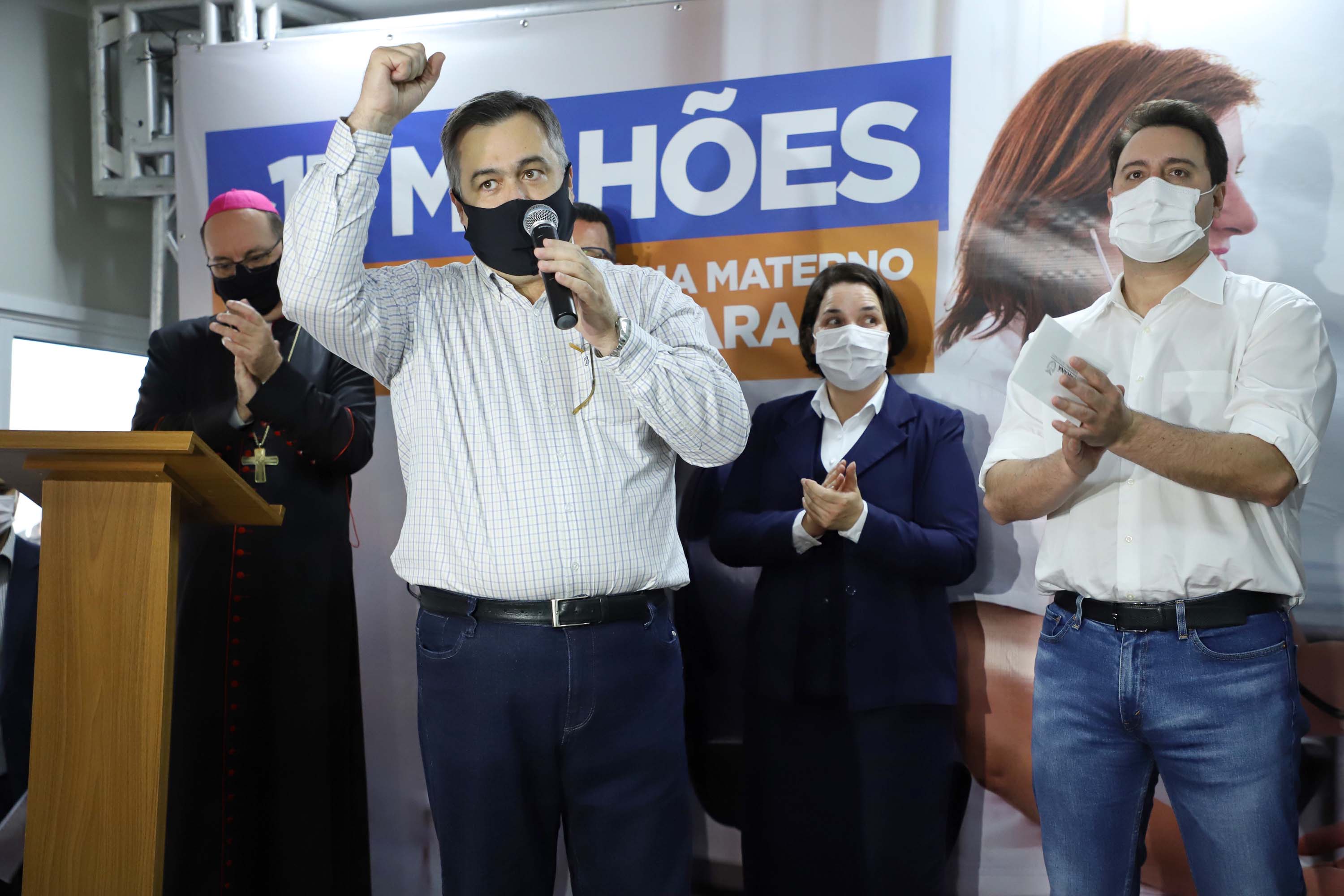 O Governo do Estado vai investir R$ 16,2 milhões na reforma e ampliação do Hospital da Providência, em Apucarana, no Vale do Ivaí. A ordem de serviço foi assinada nesta quarta-feira (02) pelo governador Carlos Massa Ratinho Junior em cerimônia na sede do complexo médico. A contrapartida do hospital é de R$ 853 mil. O prazo para a conclusão da obra é de 18 meses.