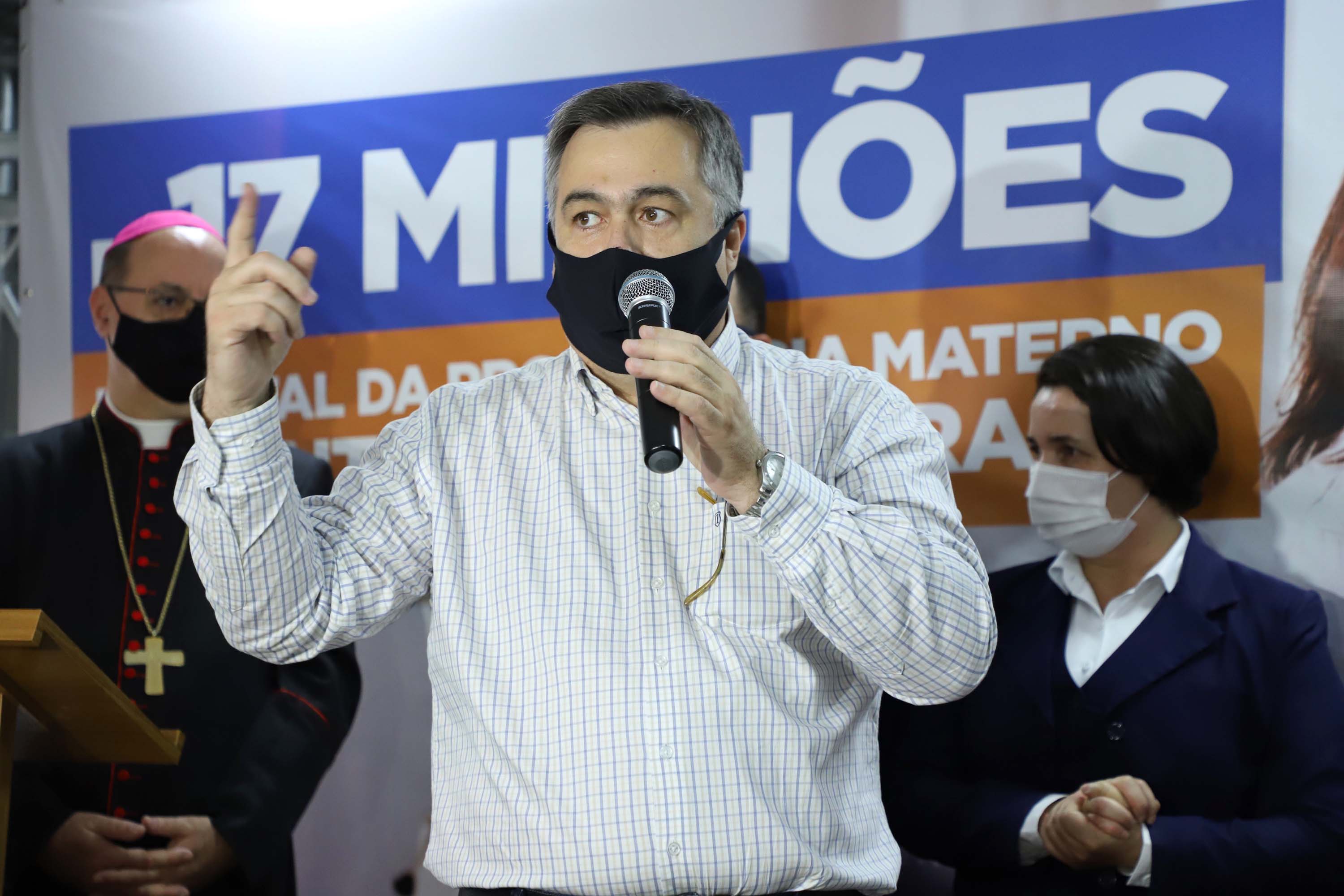 O Governo do Estado vai investir R$ 16,2 milhões na reforma e ampliação do Hospital da Providência, em Apucarana, no Vale do Ivaí. A ordem de serviço foi assinada nesta quarta-feira (02) pelo governador Carlos Massa Ratinho Junior em cerimônia na sede do complexo médico. A contrapartida do hospital é de R$ 853 mil. O prazo para a conclusão da obra é de 18 meses.