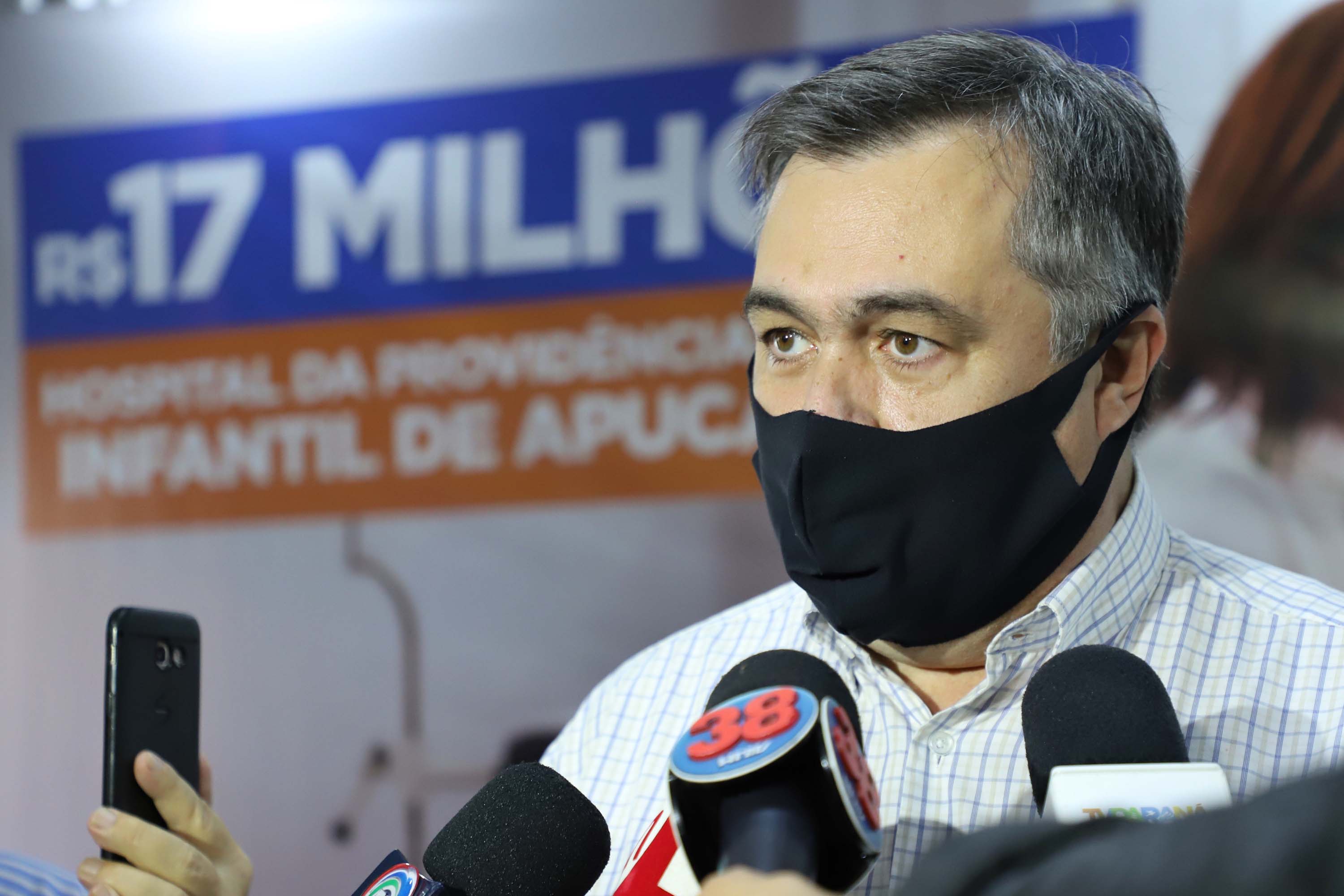 O Governo do Estado vai investir R$ 16,2 milhões na reforma e ampliação do Hospital da Providência, em Apucarana, no Vale do Ivaí. A ordem de serviço foi assinada nesta quarta-feira (02) pelo governador Carlos Massa Ratinho Junior em cerimônia na sede do complexo médico. A contrapartida do hospital é de R$ 853 mil. O prazo para a conclusão da obra é de 18 meses.