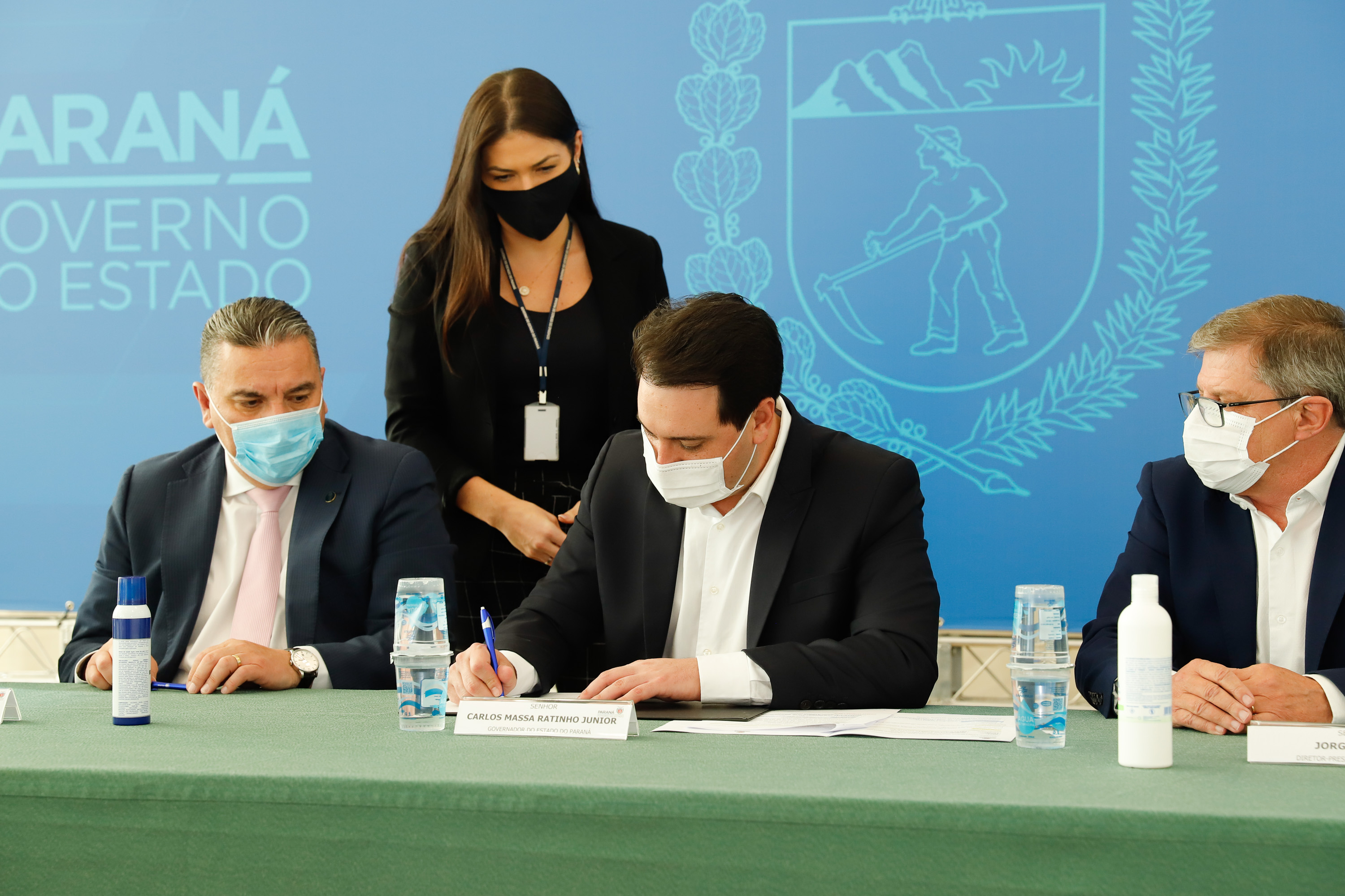 O governador Carlos Massa Ratinho Junior, o presidente do Tribunal de Justiça do Paraná, desembargador Adalberto Xisto Pereira, e o segundo vice-presidente, desembargador José Laurindo de Souza Netto formalizaram nesta quinta-feira (3) a criação do Cejus Casa Fácil e do Cejusc Fundiário, que vão atuar na mediação e conciliação de conflitos no Estado.