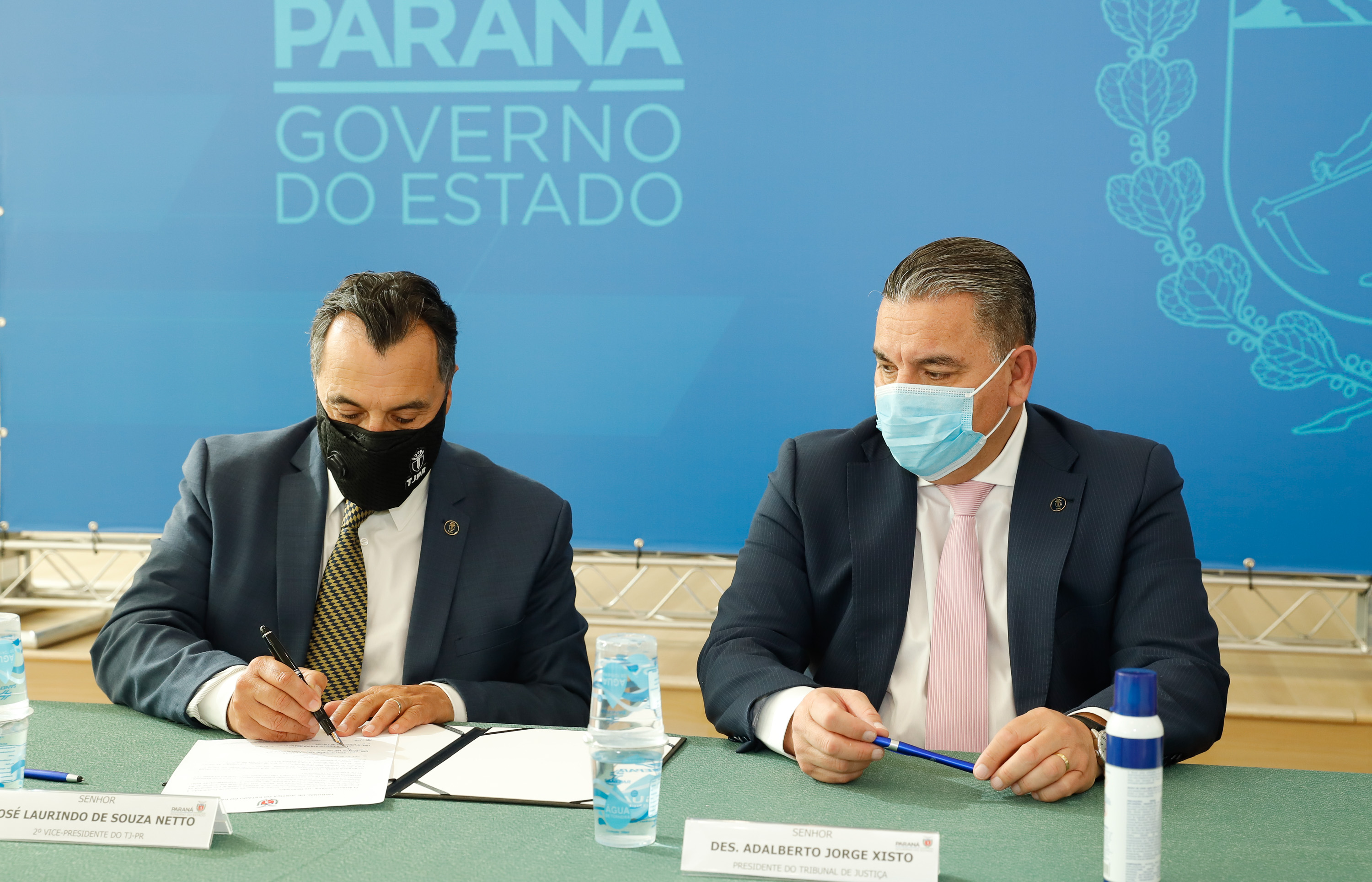 O governador Carlos Massa Ratinho Junior, o presidente do Tribunal de Justiça do Paraná, desembargador Adalberto Xisto Pereira, e o segundo vice-presidente, desembargador José Laurindo de Souza Netto formalizaram nesta quinta-feira (3) a criação do Cejus Casa Fácil e do Cejusc Fundiário, que vão atuar na mediação e conciliação de conflitos no Estado.