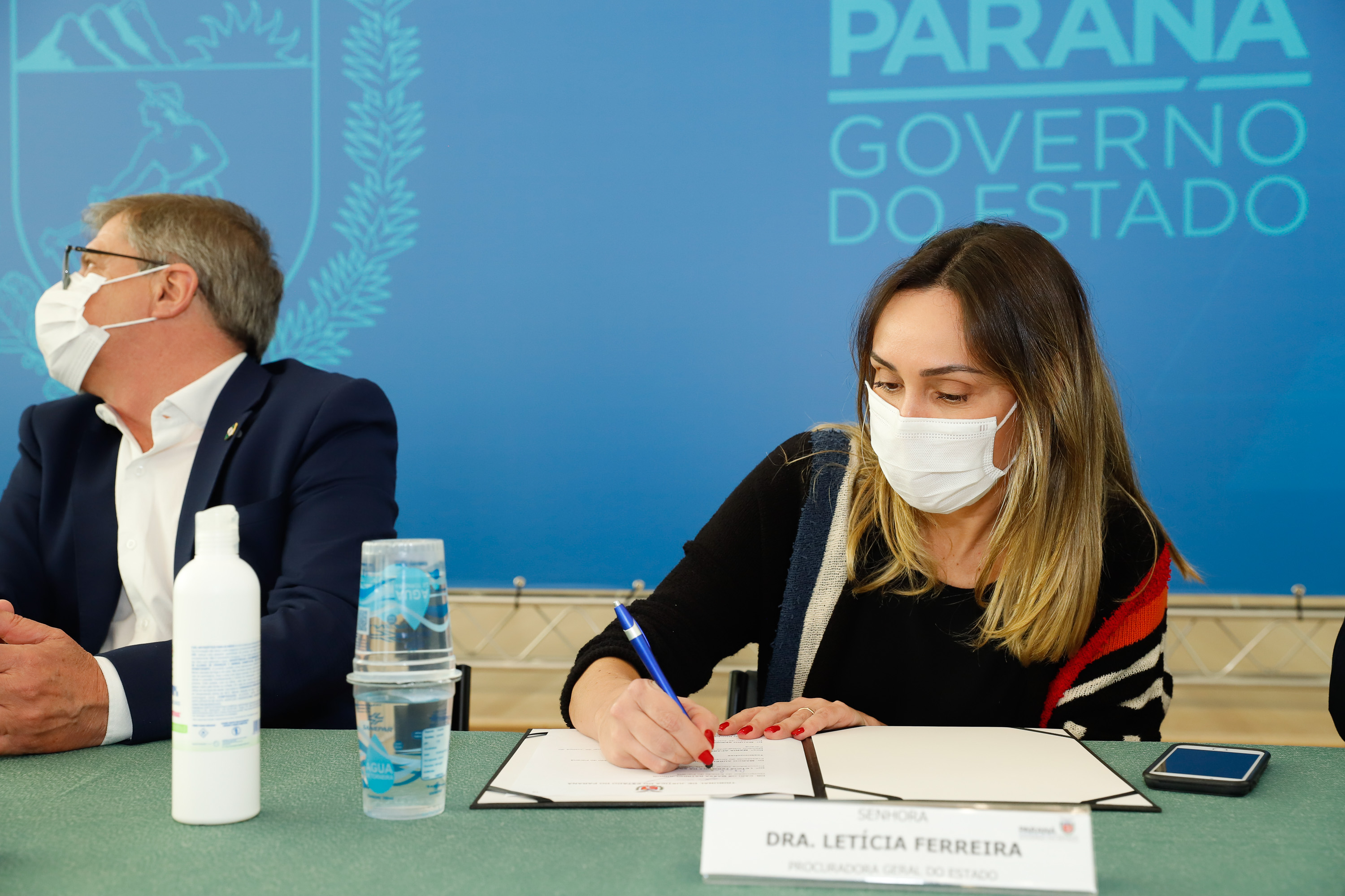 O governador Carlos Massa Ratinho Junior, o presidente do Tribunal de Justiça do Paraná, desembargador Adalberto Xisto Pereira, e o segundo vice-presidente, desembargador José Laurindo de Souza Netto formalizaram nesta quinta-feira (3) a criação do Cejus Casa Fácil e do Cejusc Fundiário, que vão atuar na mediação e conciliação de conflitos no Estado.