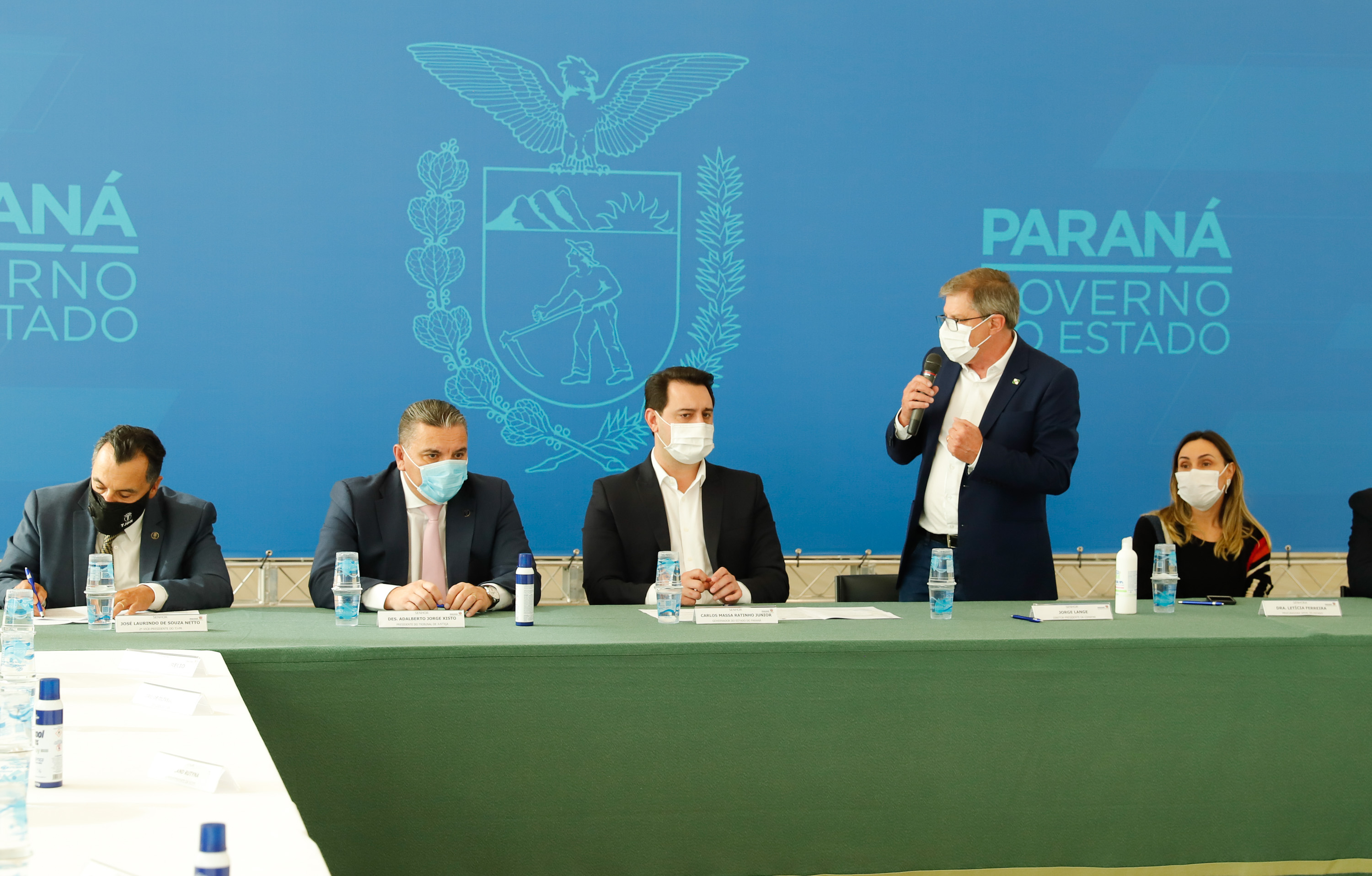 O governador Carlos Massa Ratinho Junior, o presidente do Tribunal de Justiça do Paraná, desembargador Adalberto Xisto Pereira, e o segundo vice-presidente, desembargador José Laurindo de Souza Netto formalizaram nesta quinta-feira (3) a criação do Cejus Casa Fácil e do Cejusc Fundiário, que vão atuar na mediação e conciliação de conflitos no Estado.