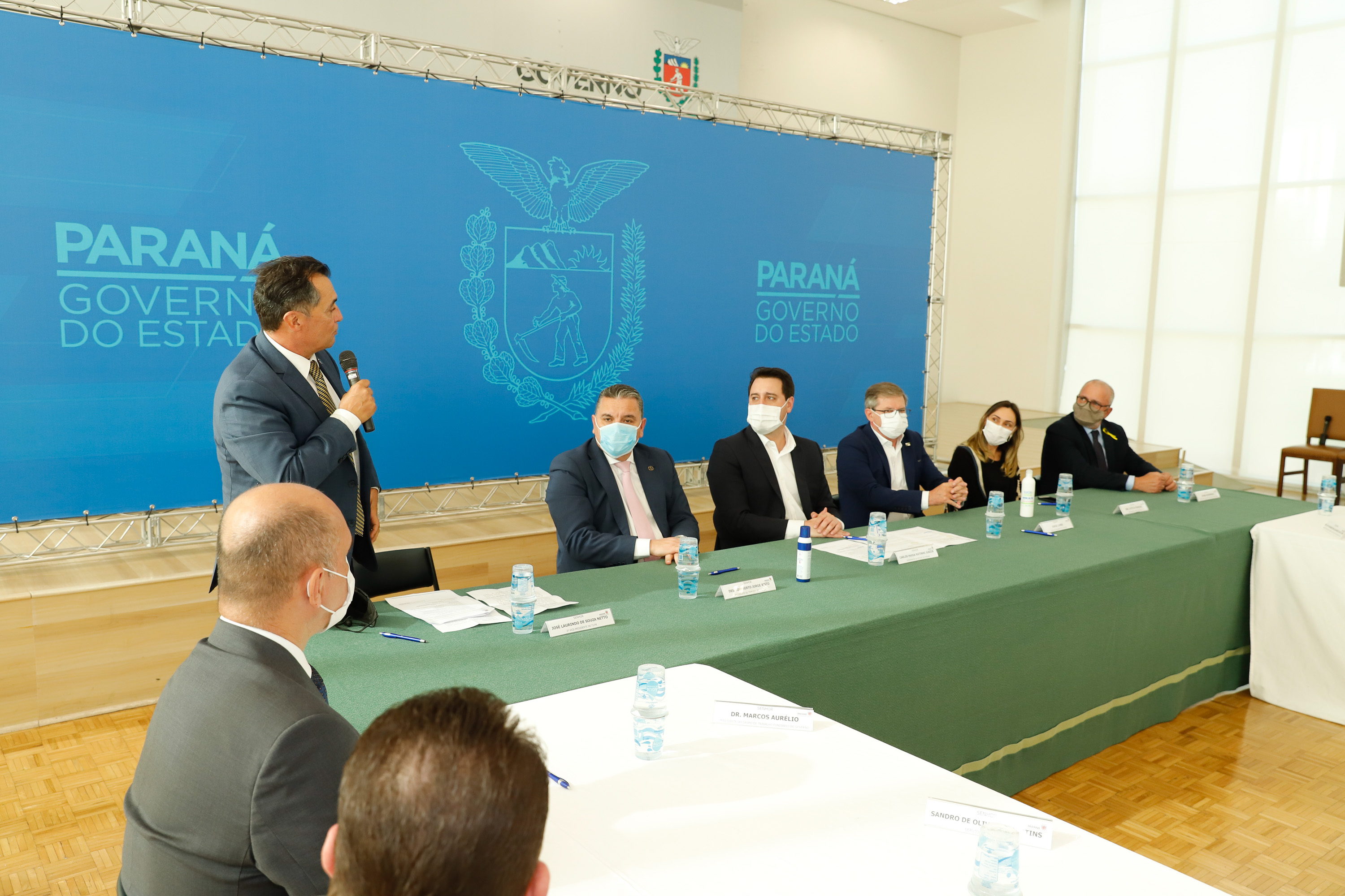 O governador Carlos Massa Ratinho Junior, o presidente do Tribunal de Justiça do Paraná, desembargador Adalberto Xisto Pereira, e o segundo vice-presidente, desembargador José Laurindo de Souza Netto formalizaram nesta quinta-feira (3) a criação do Cejus Casa Fácil e do Cejusc Fundiário, que vão atuar na mediação e conciliação de conflitos no Estado.