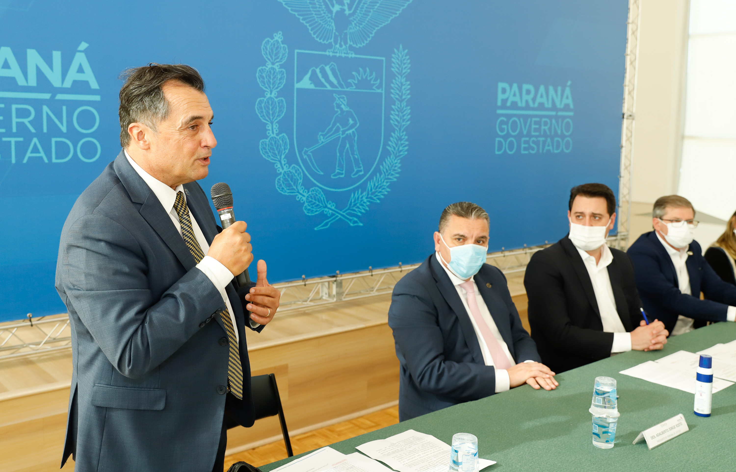 O governador Carlos Massa Ratinho Junior, o presidente do Tribunal de Justiça do Paraná, desembargador Adalberto Xisto Pereira, e o segundo vice-presidente, desembargador José Laurindo de Souza Netto formalizaram nesta quinta-feira (3) a criação do Cejus Casa Fácil e do Cejusc Fundiário, que vão atuar na mediação e conciliação de conflitos no Estado.