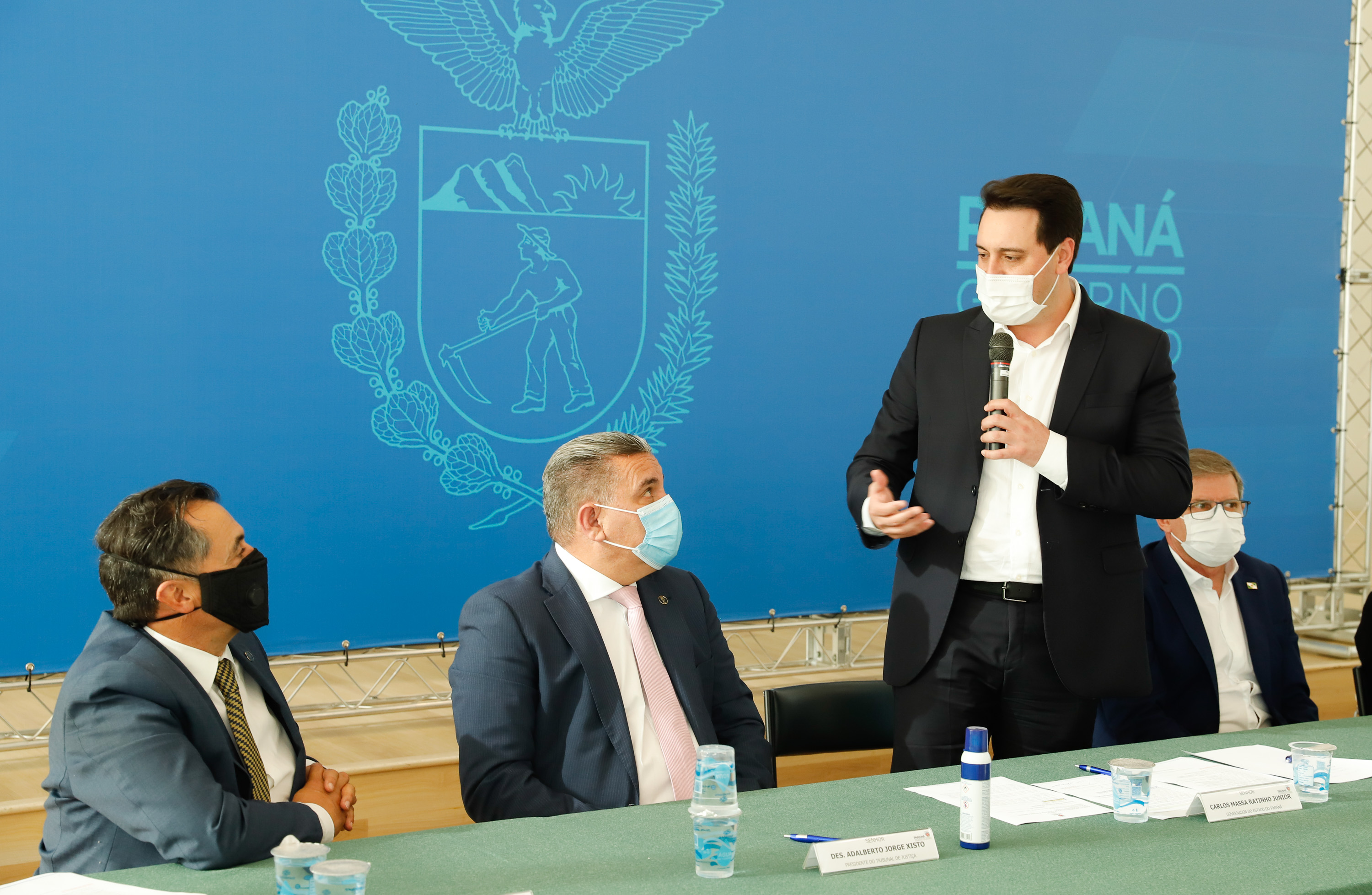 O governador Carlos Massa Ratinho Junior, o presidente do Tribunal de Justiça do Paraná, desembargador Adalberto Xisto Pereira, e o segundo vice-presidente, desembargador José Laurindo de Souza Netto formalizaram nesta quinta-feira (3) a criação do Cejus Casa Fácil e do Cejusc Fundiário, que vão atuar na mediação e conciliação de conflitos no Estado.