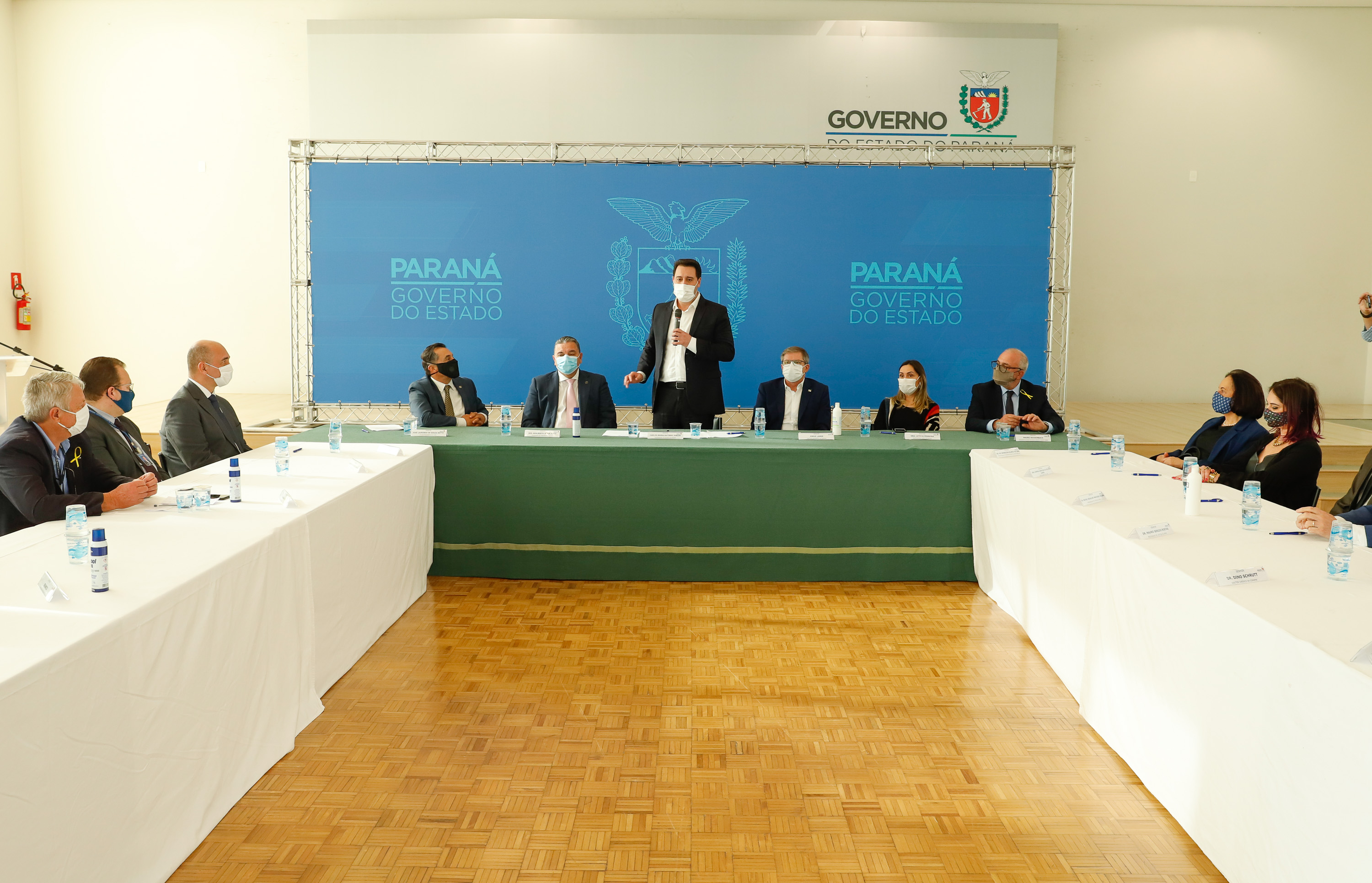 O governador Carlos Massa Ratinho Junior, o presidente do Tribunal de Justiça do Paraná, desembargador Adalberto Xisto Pereira, e o segundo vice-presidente, desembargador José Laurindo de Souza Netto formalizaram nesta quinta-feira (3) a criação do Cejus Casa Fácil e do Cejusc Fundiário, que vão atuar na mediação e conciliação de conflitos no Estado.