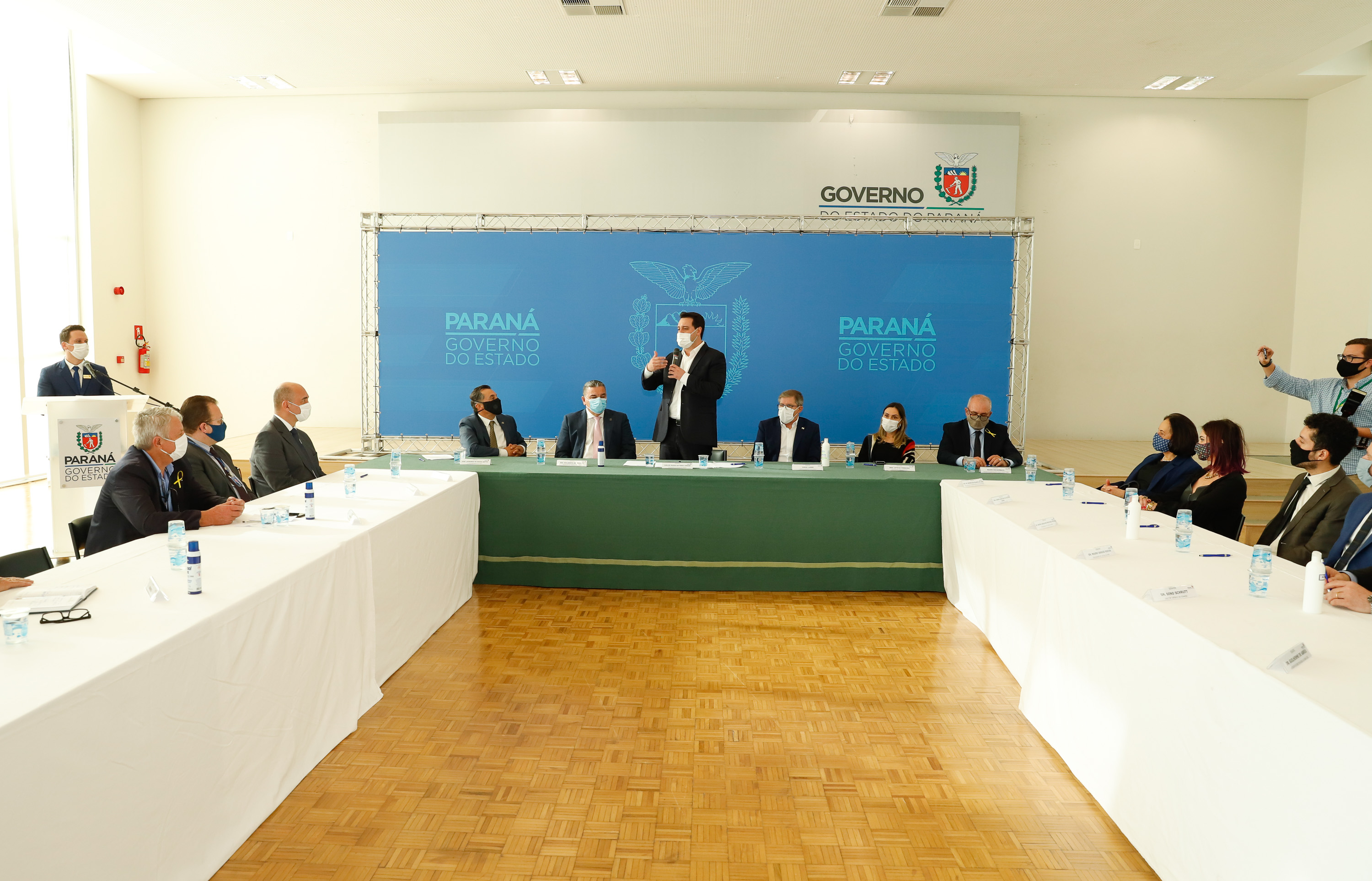 O governador Carlos Massa Ratinho Junior, o presidente do Tribunal de Justiça do Paraná, desembargador Adalberto Xisto Pereira, e o segundo vice-presidente, desembargador José Laurindo de Souza Netto formalizaram nesta quinta-feira (3) a criação do Cejus Casa Fácil e do Cejusc Fundiário, que vão atuar na mediação e conciliação de conflitos no Estado.