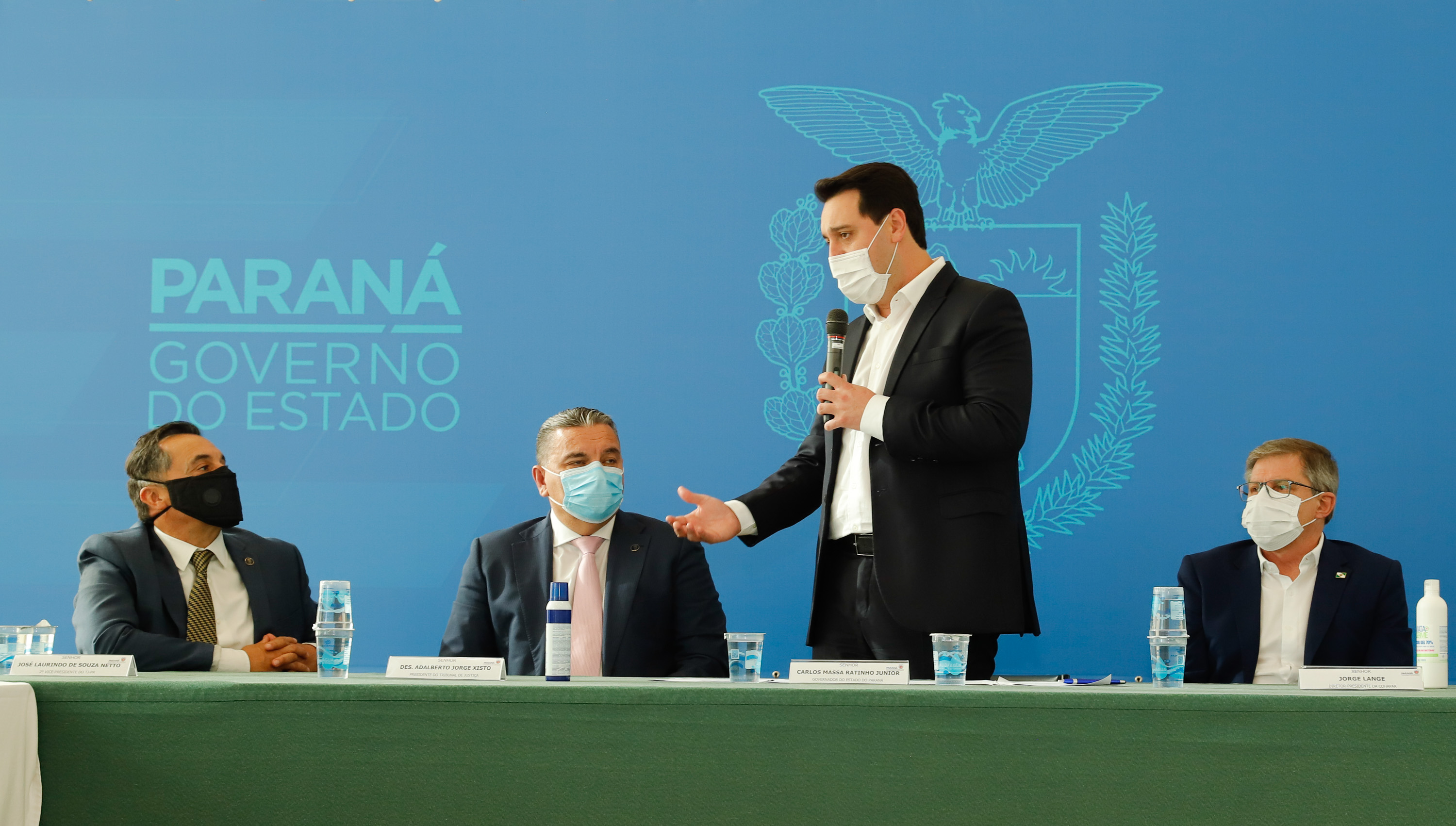 O governador Carlos Massa Ratinho Junior, o presidente do Tribunal de Justiça do Paraná, desembargador Adalberto Xisto Pereira, e o segundo vice-presidente, desembargador José Laurindo de Souza Netto formalizaram nesta quinta-feira (3) a criação do Cejus Casa Fácil e do Cejusc Fundiário, que vão atuar na mediação e conciliação de conflitos no Estado.