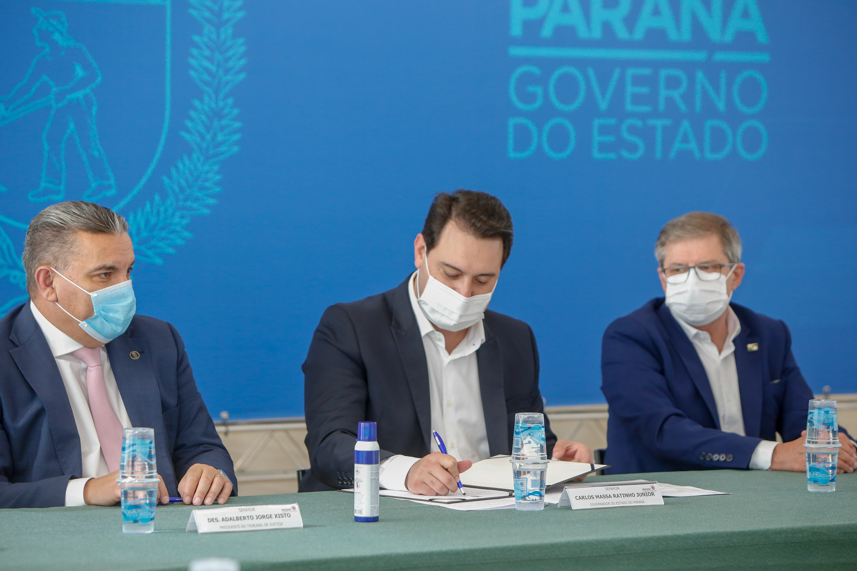 O governador Carlos Massa Ratinho Junior, o presidente do Tribunal de Justiça do Paraná, desembargador Adalberto Xisto Pereira, e o segundo vice-presidente, desembargador José Laurindo de Souza Netto formalizaram nesta quinta-feira (3) a criação do Cejus Casa Fácil e do Cejusc Fundiário, que vão atuar na mediação e conciliação de conflitos no Estado.foto Gilson Abreu/Aen